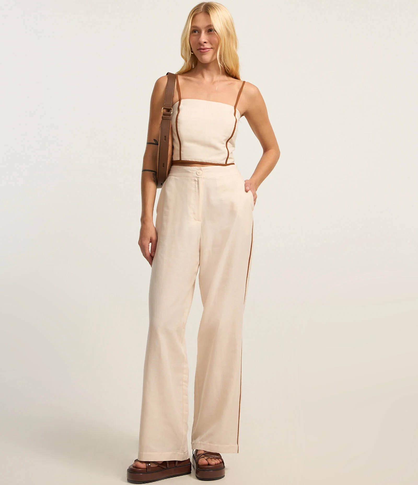 Blusa Cropped em Viscolinho com Lastex e Detalhe Contrastante Bege 2