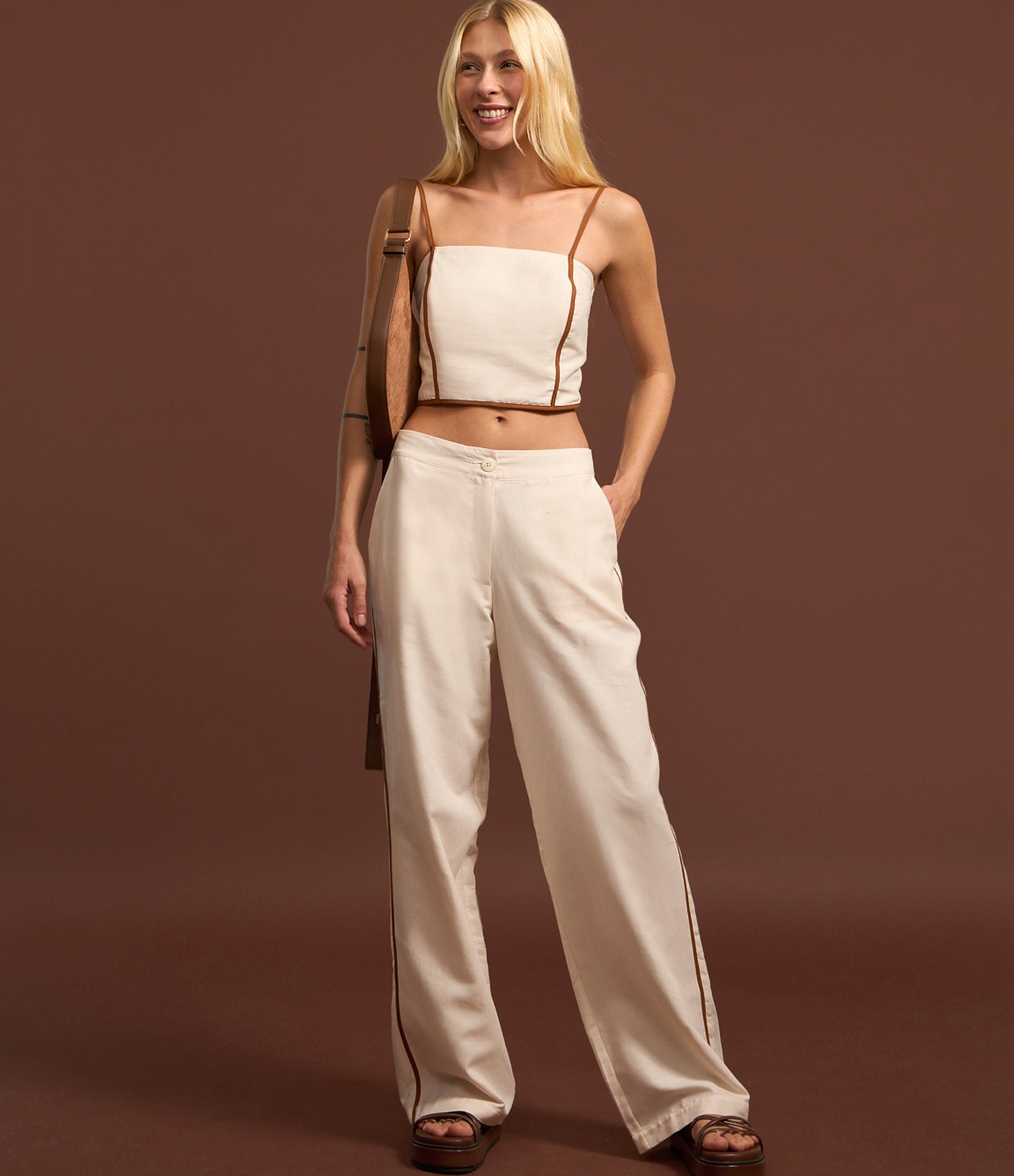 Calça Reta em Viscolinho com Pipping Contrastante na Lateral Off White 4