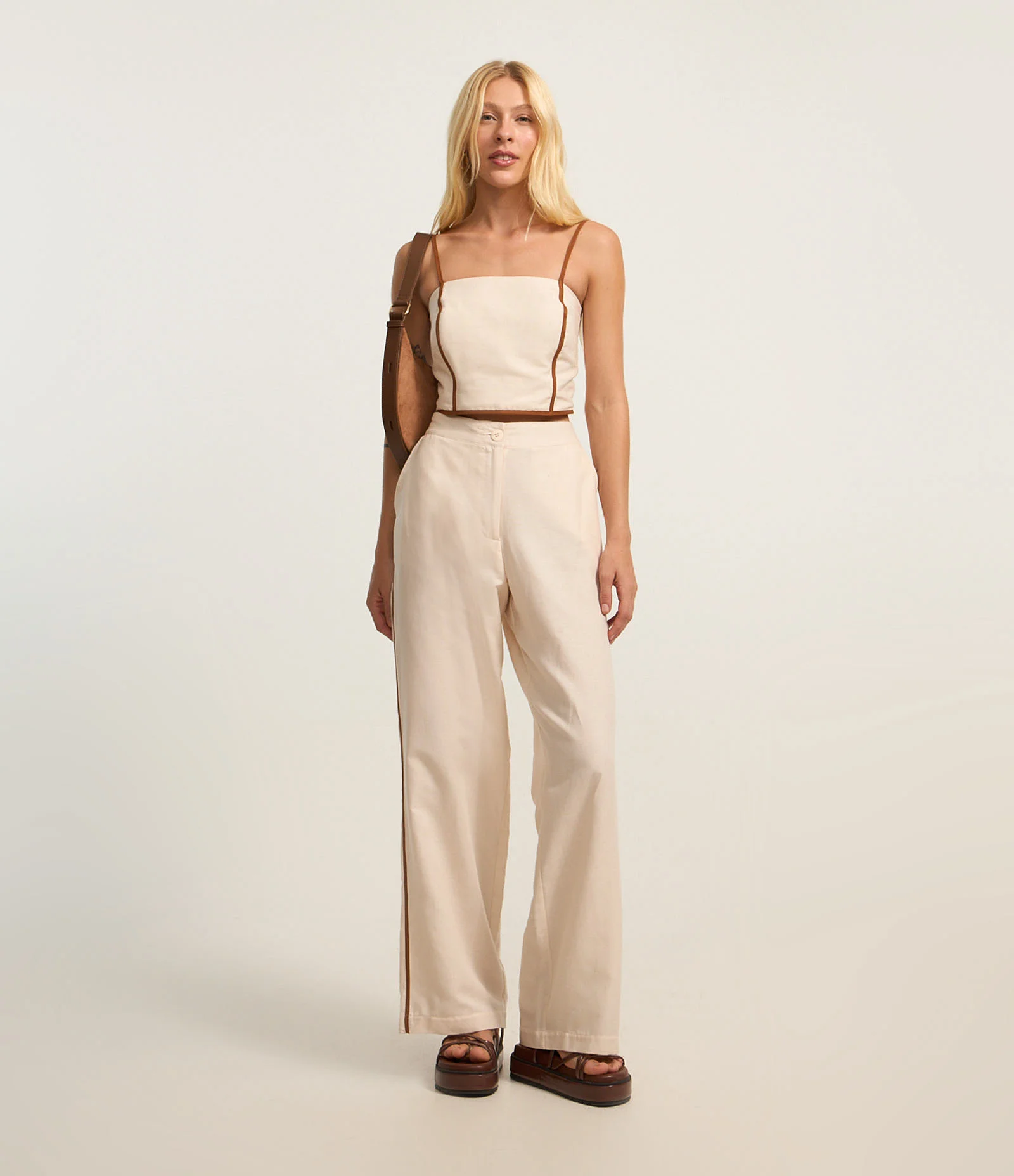 Calça Reta em Viscolinho com Pipping Contrastante na Lateral Off White 1