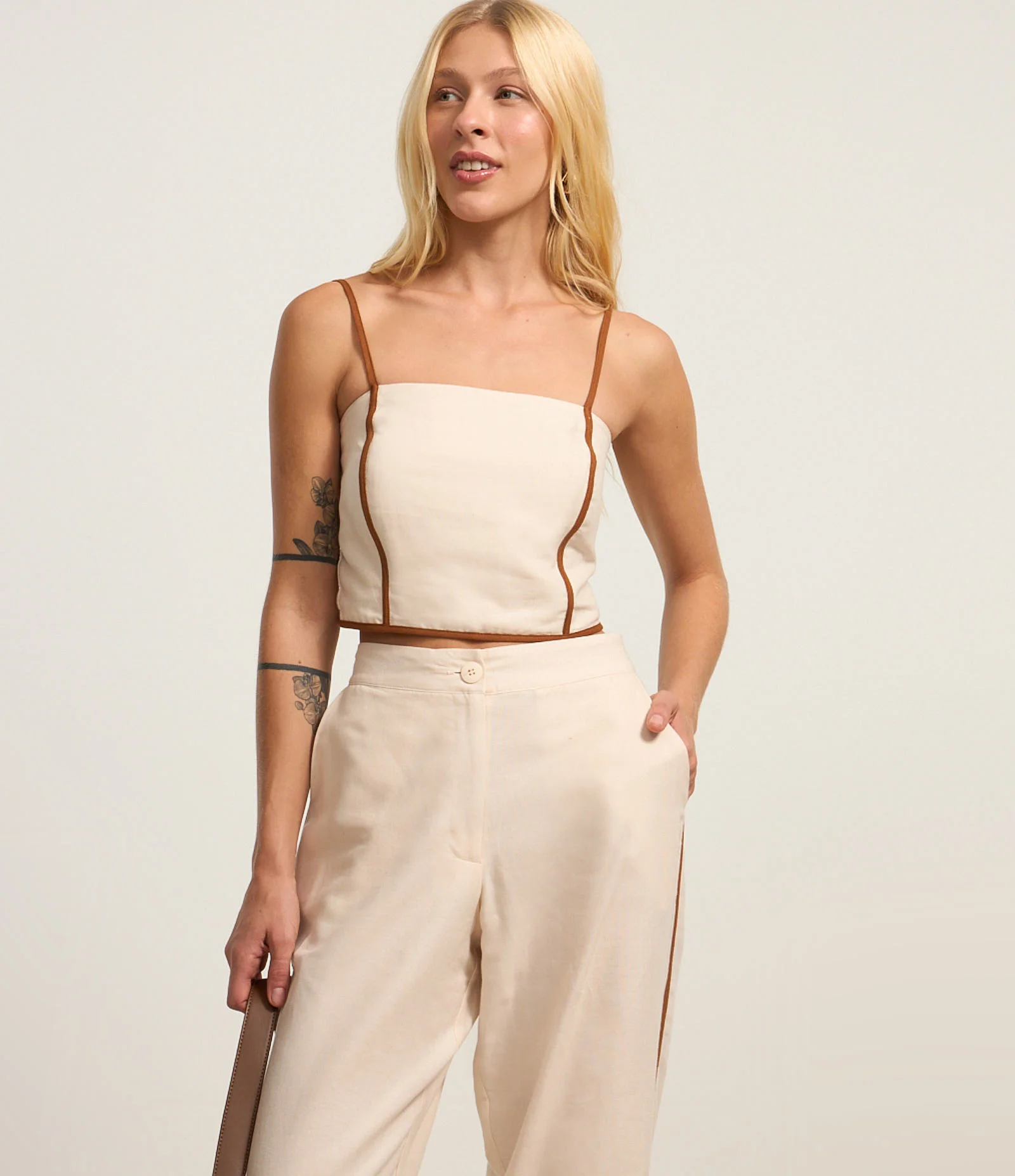 Calça Reta em Viscolinho com Pipping Contrastante na Lateral Off White 2