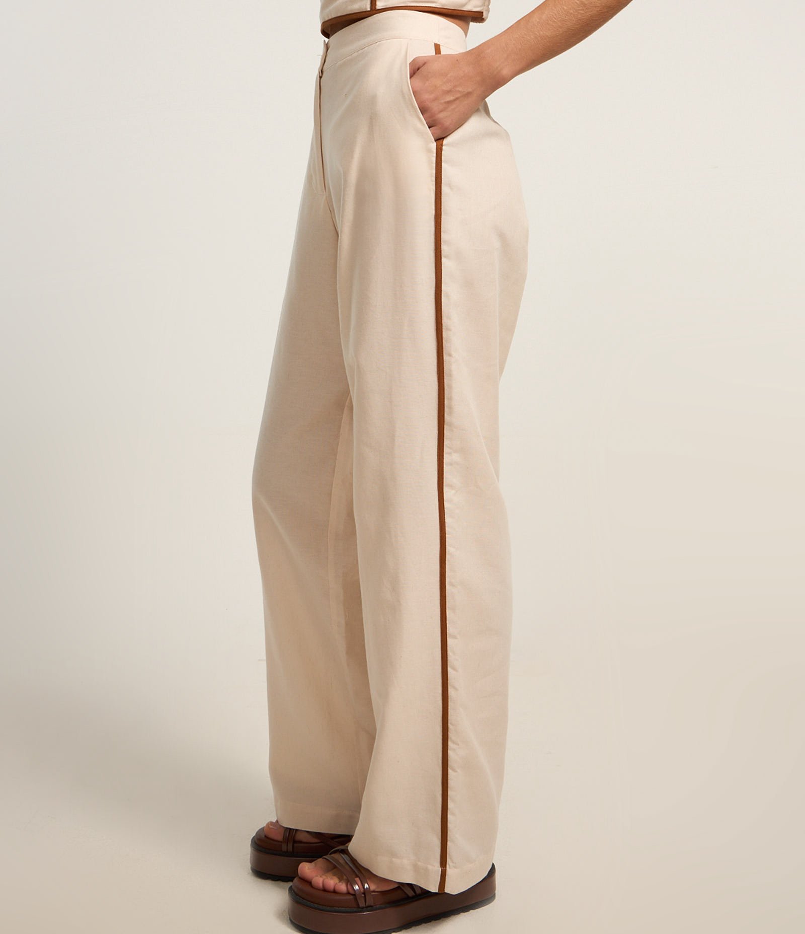 Calça Reta em Viscolinho com Pipping Contrastante na Lateral Off White 3