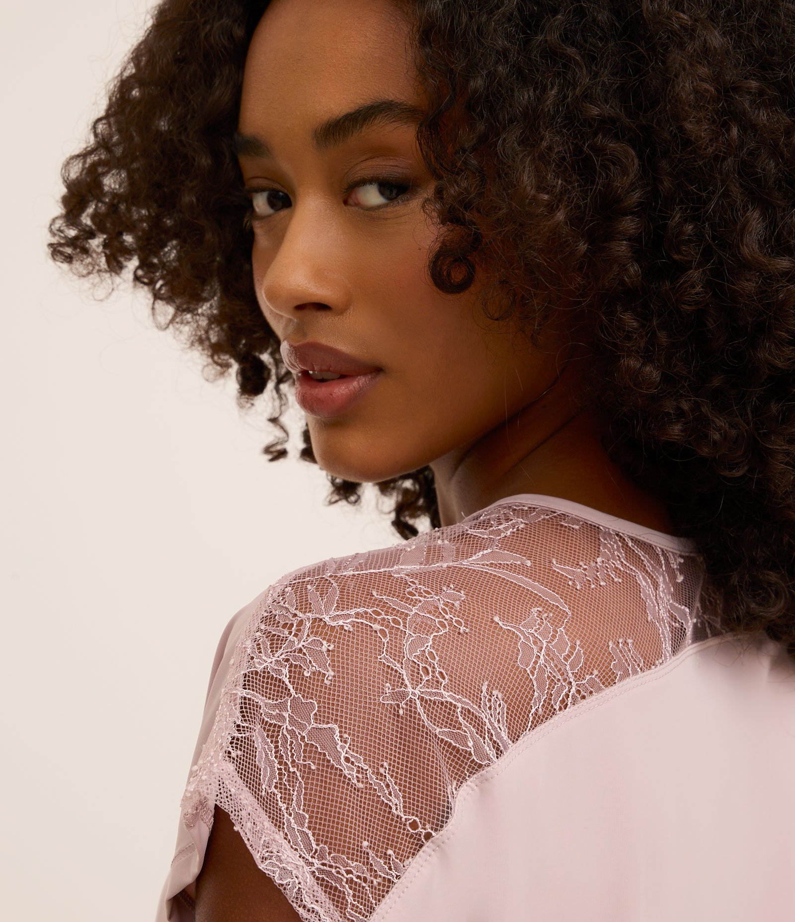 Pijama Calça Capri e Detalhes em Renda na Manga Rosa 2