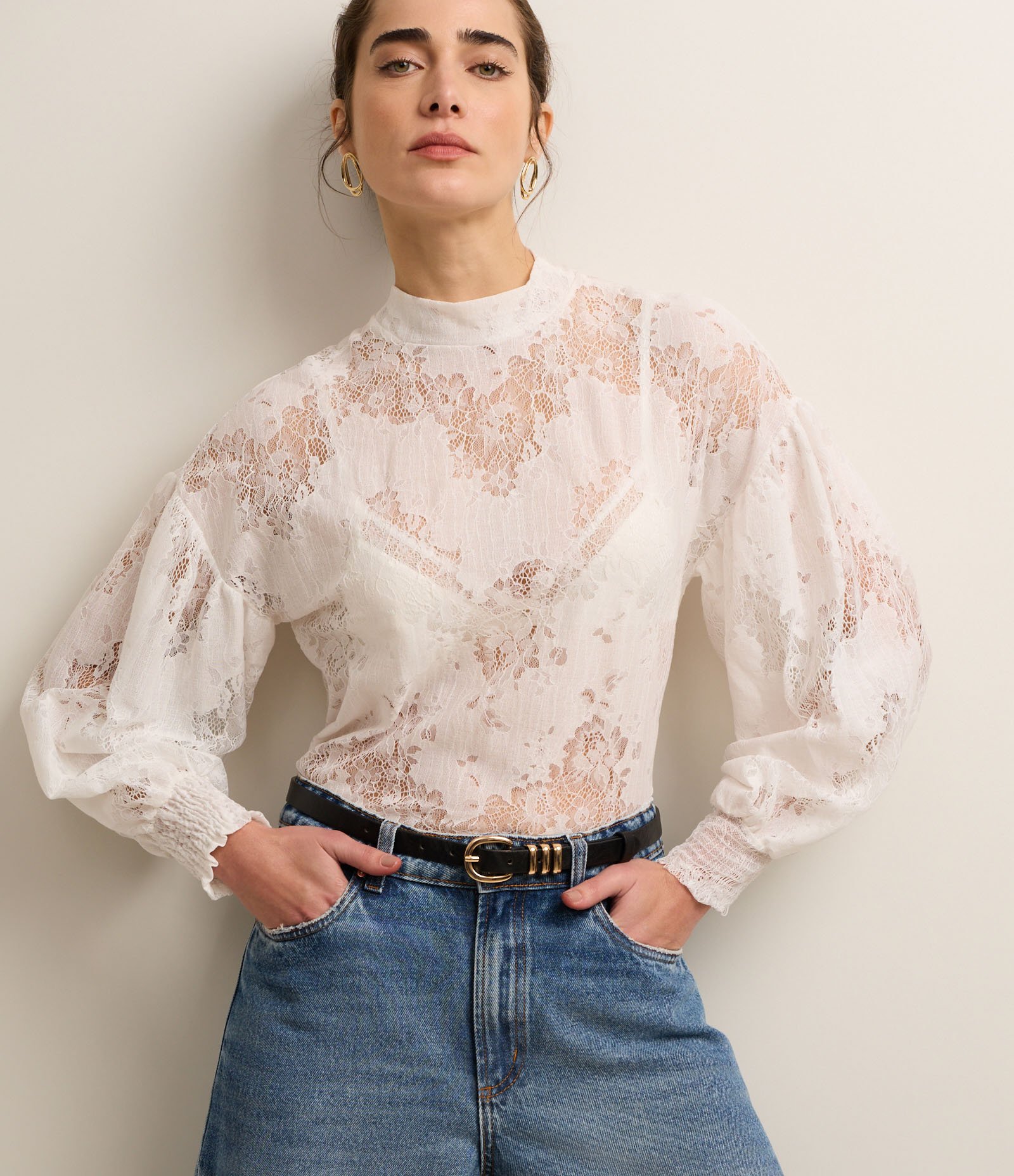 Blusa em Renda Floral com Cava Deslocada e Babado no Punho Branco Neve 1