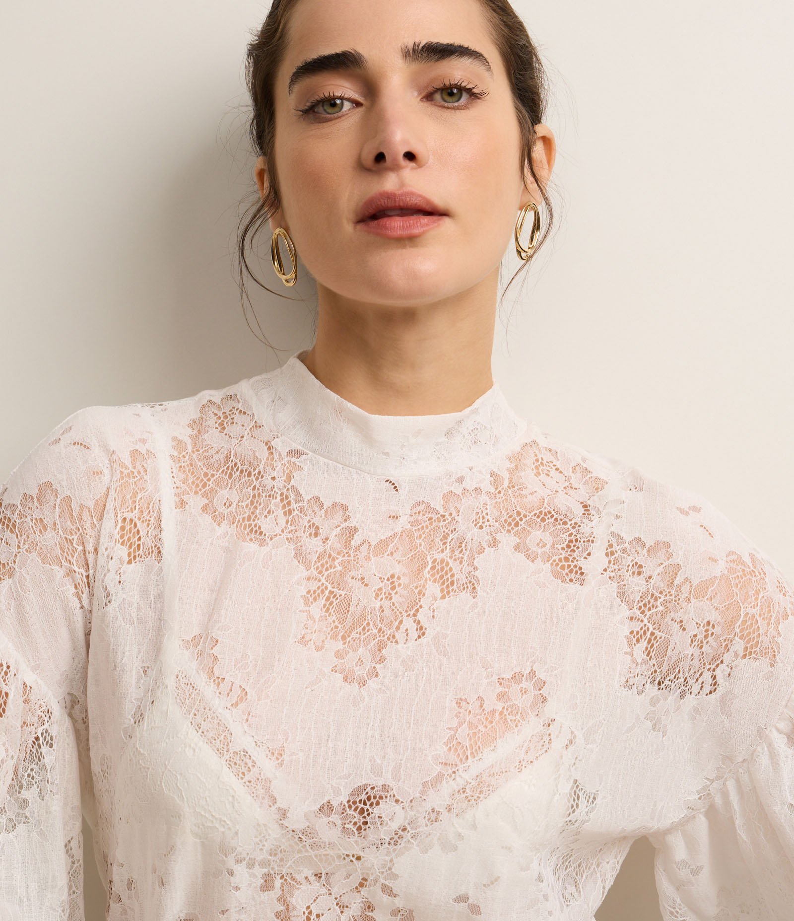 Blusa em Renda Floral com Cava Deslocada e Babado no Punho Branco Neve 3