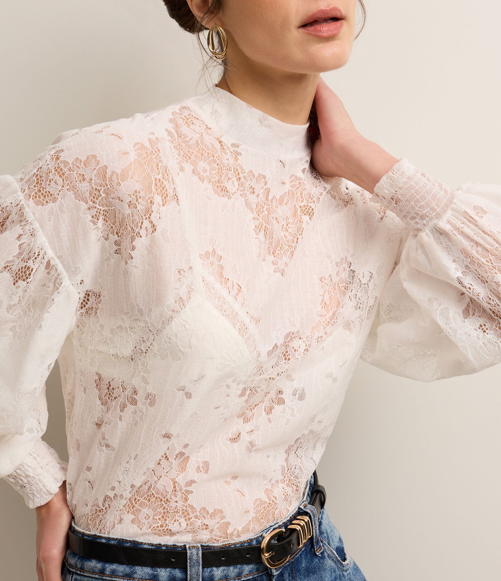 Blusa em Renda Floral com Cava Deslocada e Babado no Punho Branco Neve 4
