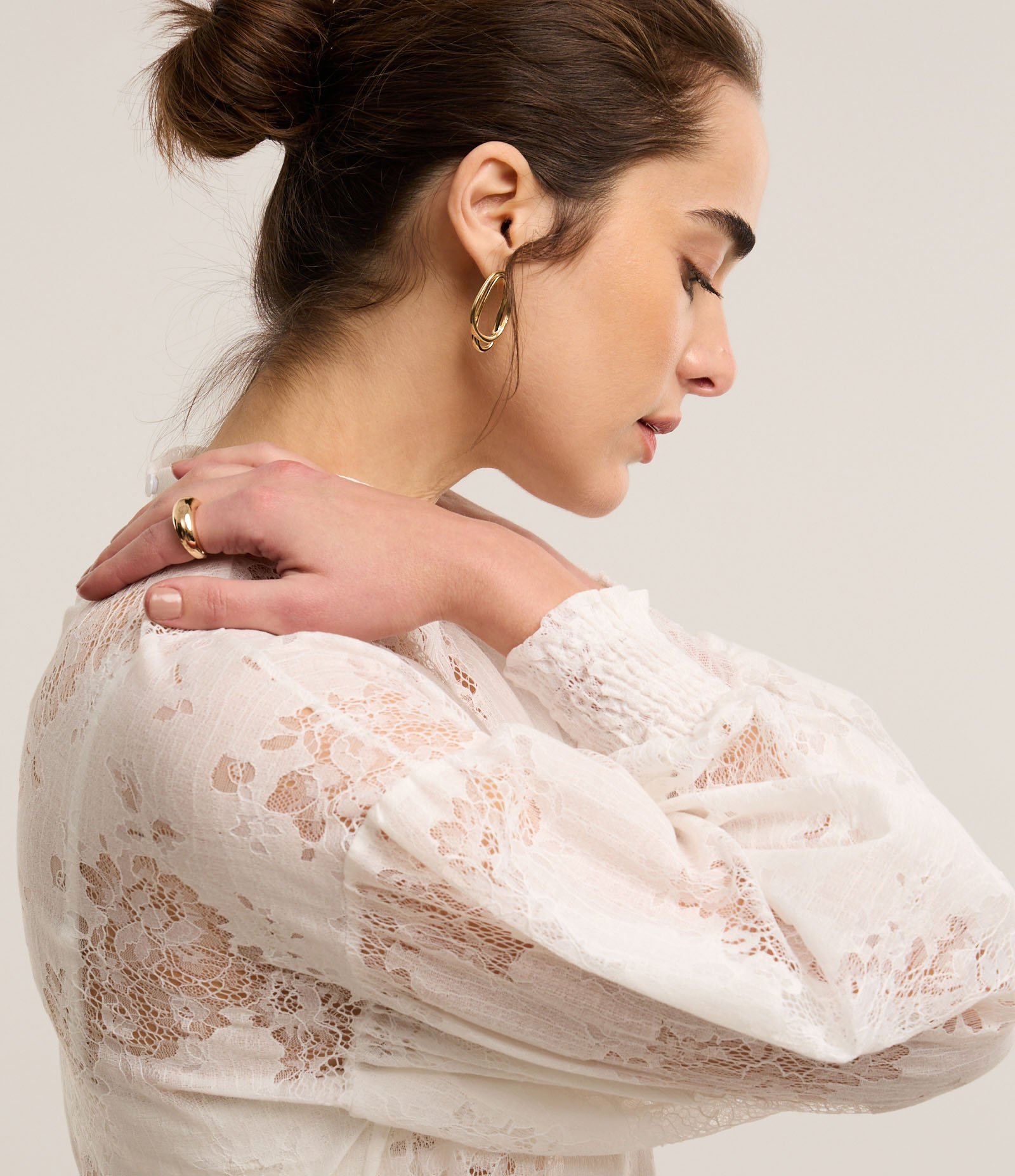 Blusa em Renda Floral com Cava Deslocada e Babado no Punho Branco Neve 6