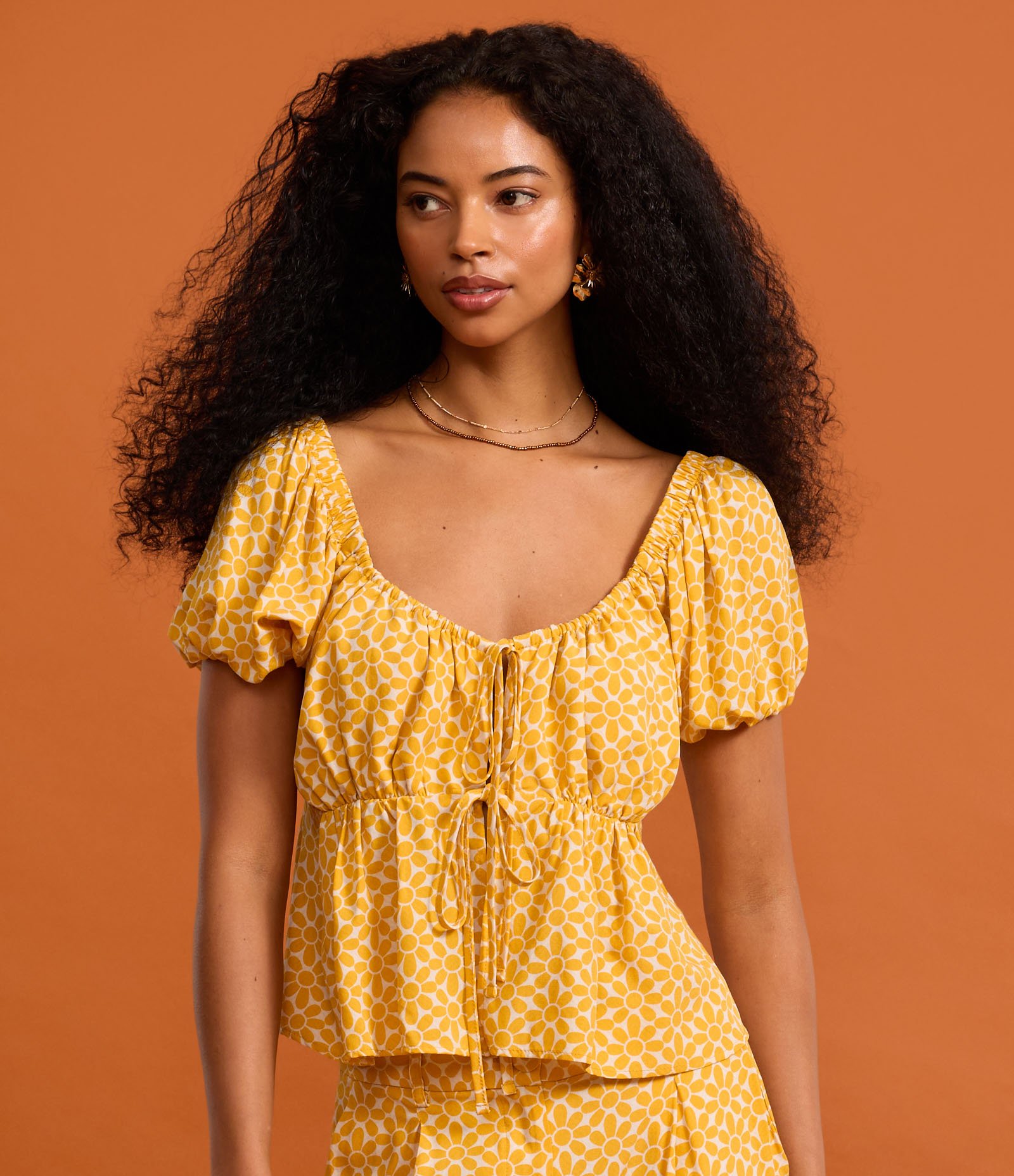 Blusa em Viscose com Amarração e Estampa de Florzinhas Amarelo 4