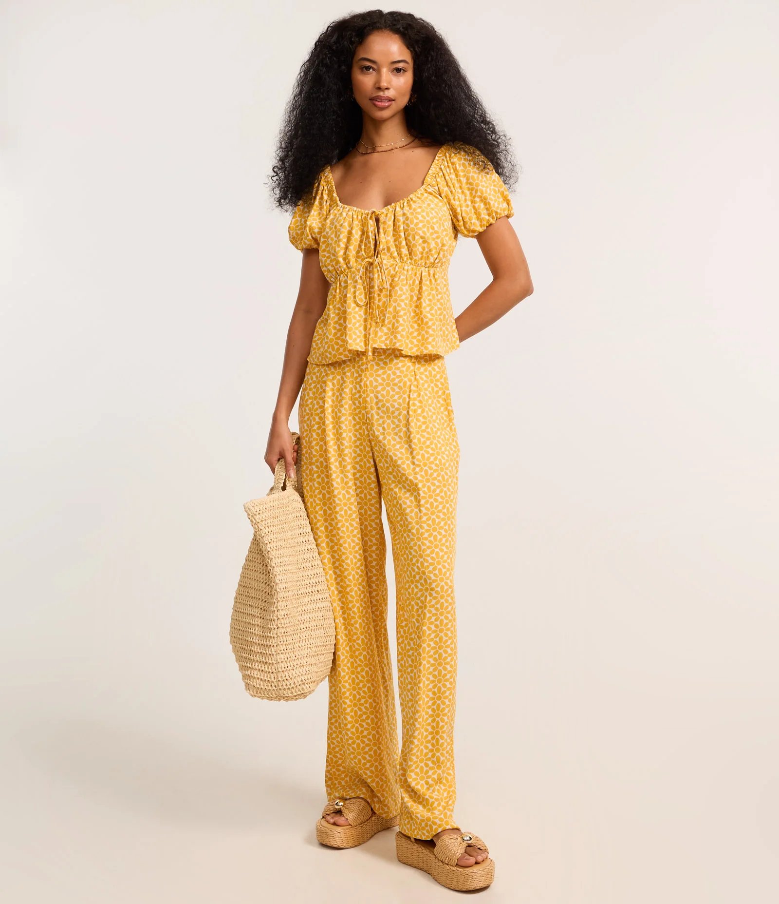 Blusa em Viscose com Amarração e Estampa de Florzinhas Amarelo 2