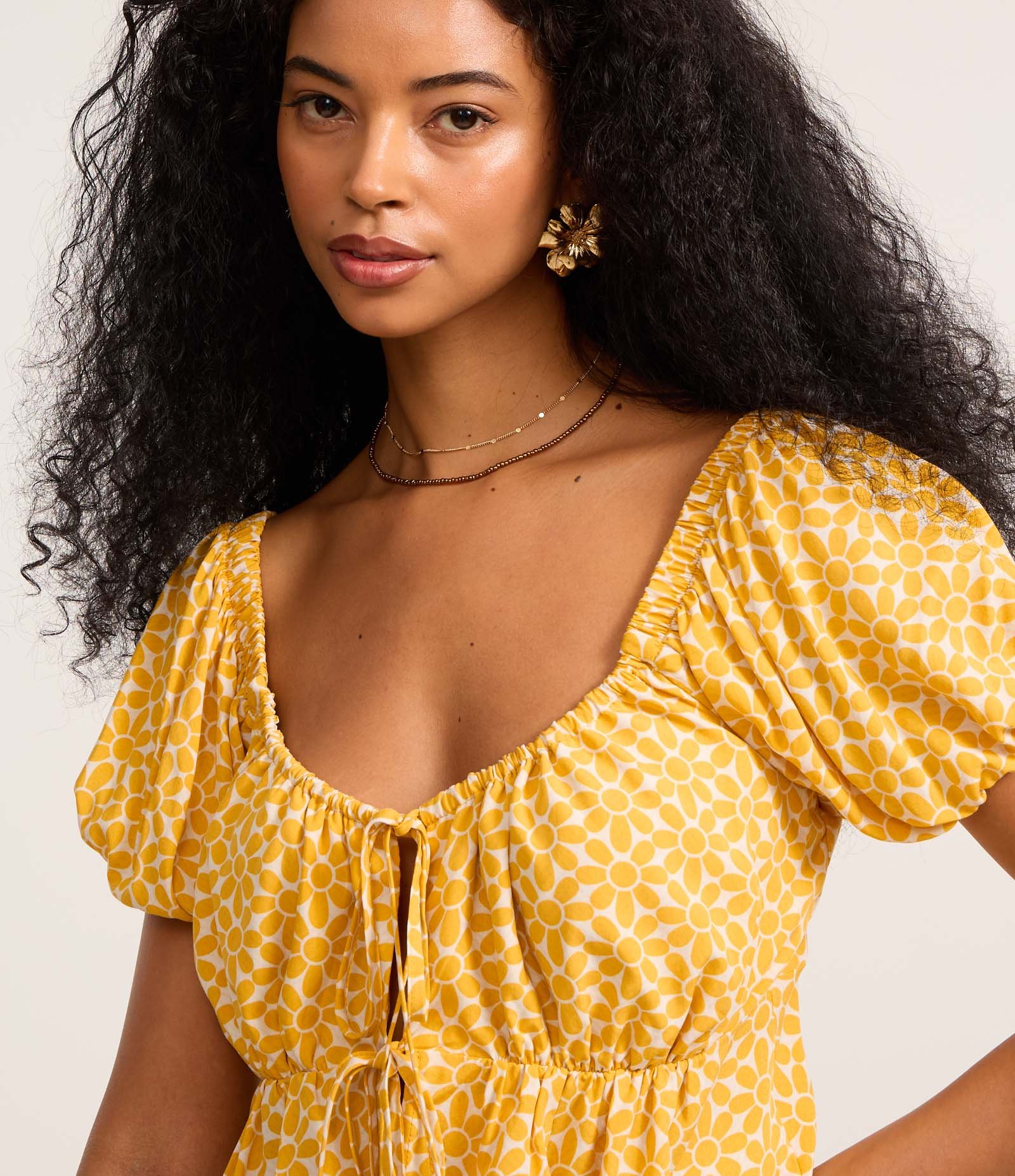 Blusa em Viscose com Amarração e Estampa de Florzinhas Amarelo 3