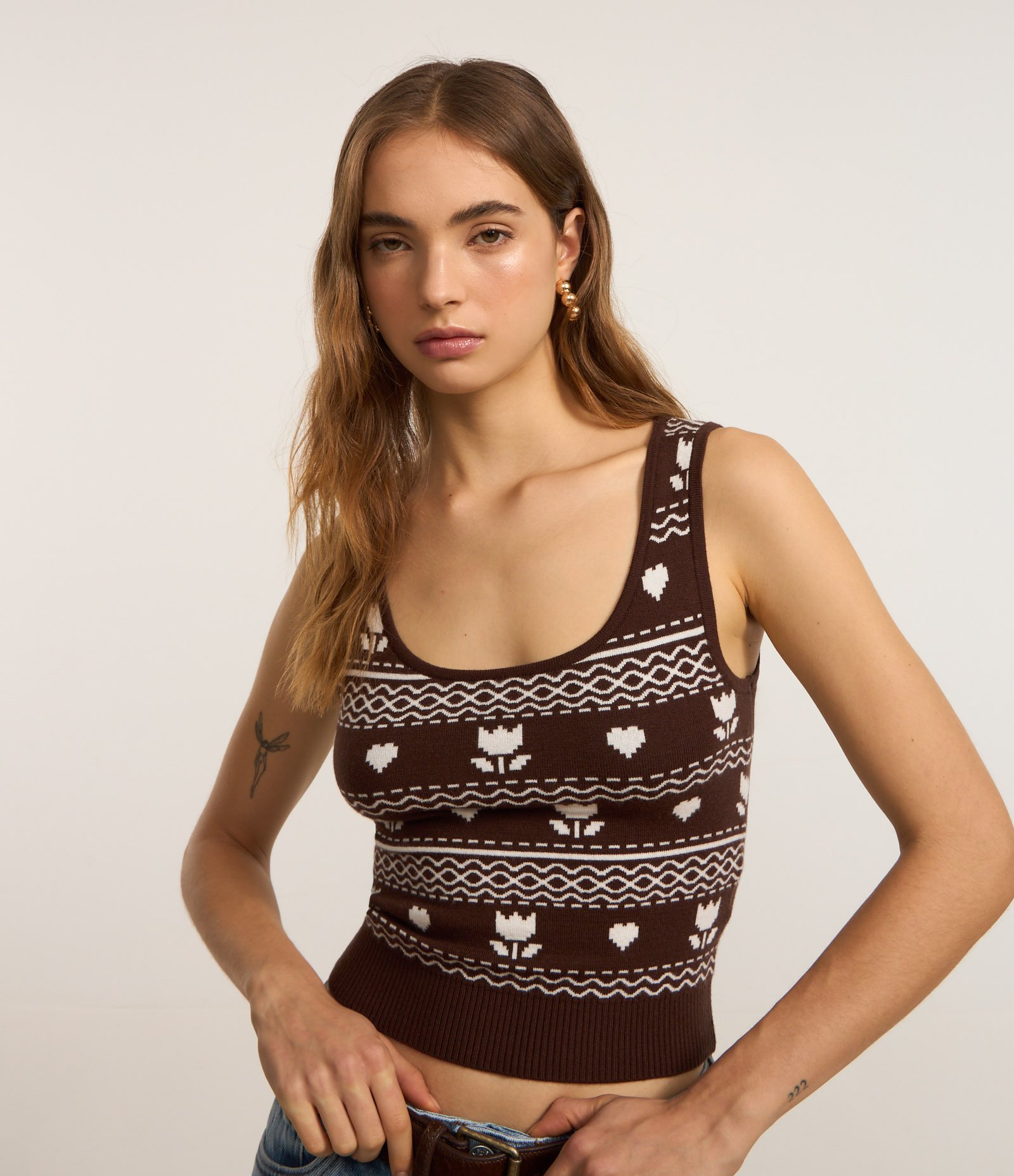 Blusa em Tricô Leve com Jacquard de Corações e Flores Marrom 1