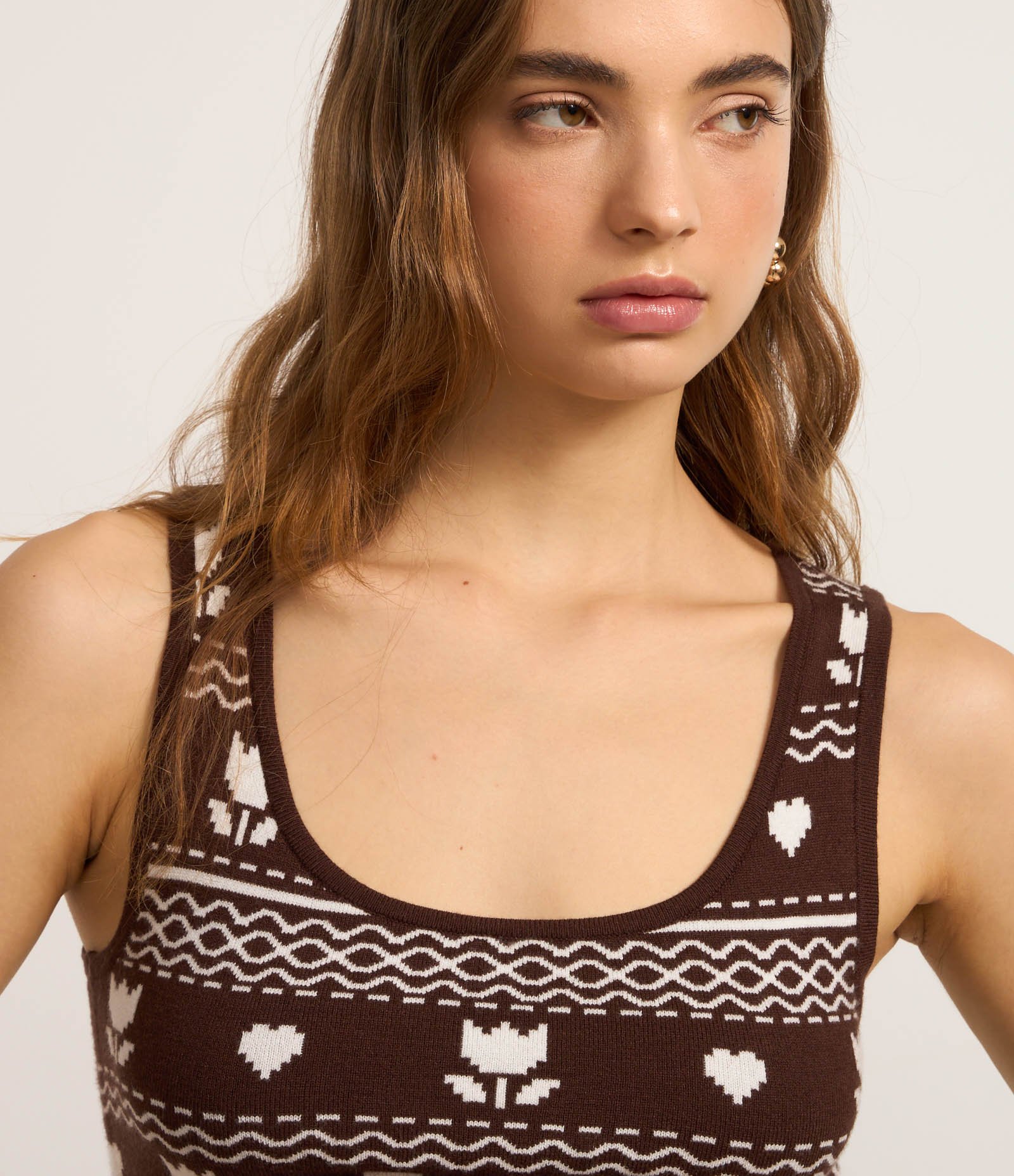 Blusa em Tricô Leve com Jacquard de Corações e Flores Marrom 3