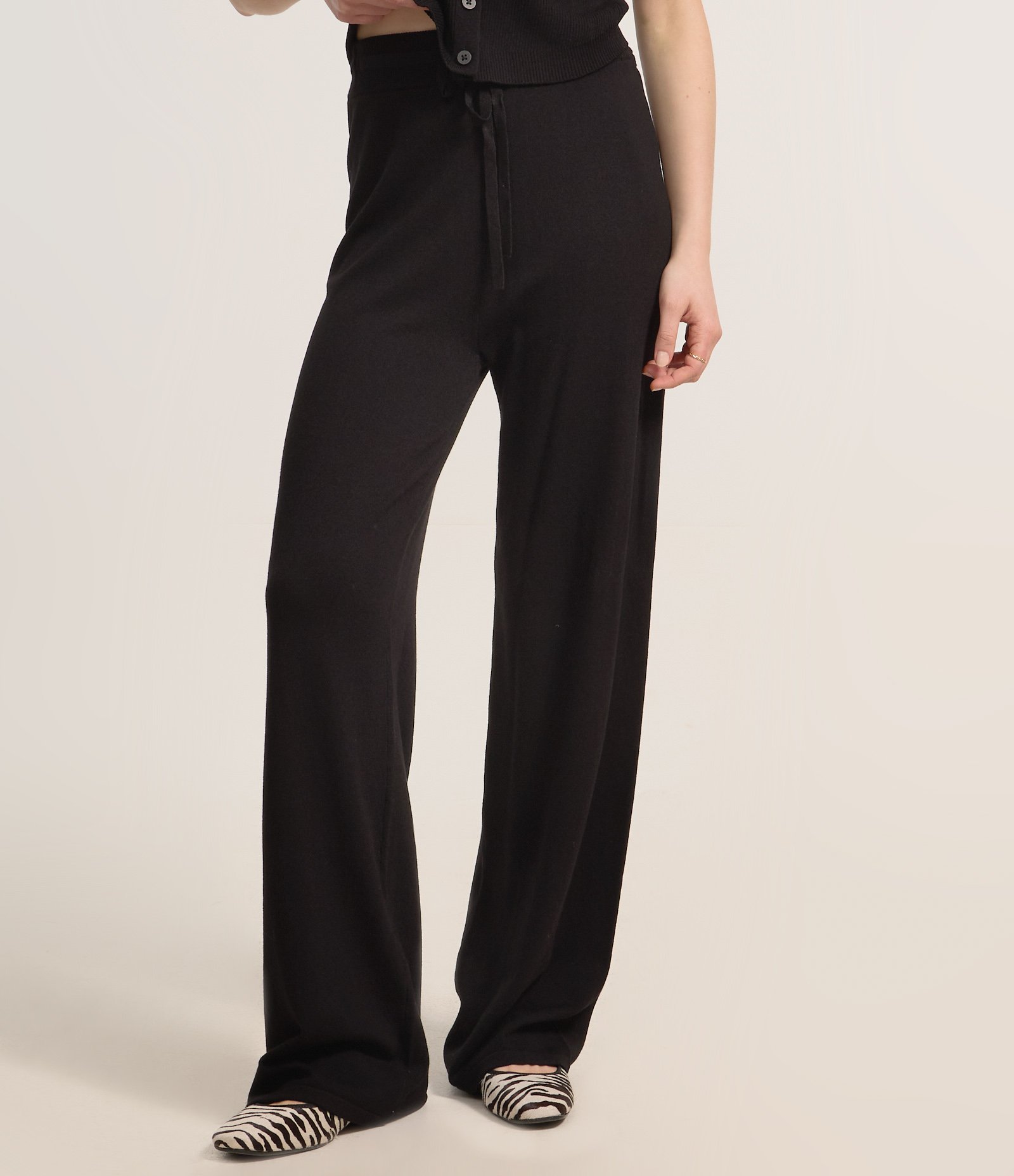 Calça Reta em Tricô com Amarração na Cintura Preto 3