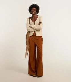 Calça Pantalona em Sarja com Pespontos Contrastantes Cinto e Fivela