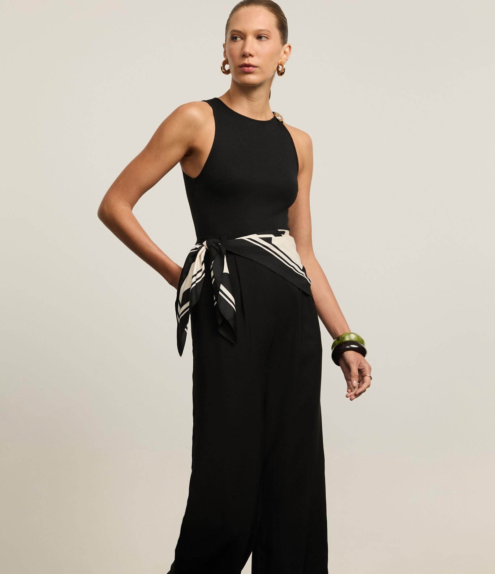 Macacão Canelado em Tricô com Detalhe Metalizado na Alça Preto 4