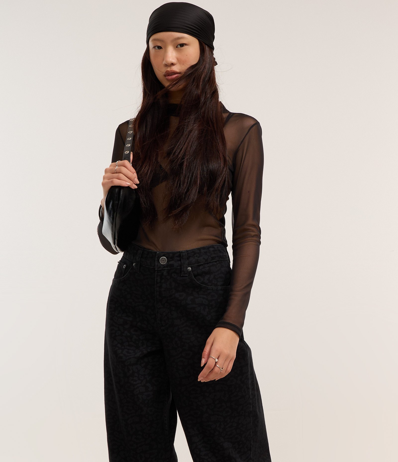 Blusa em Tule com Transparência e Gola Alta Preto 1