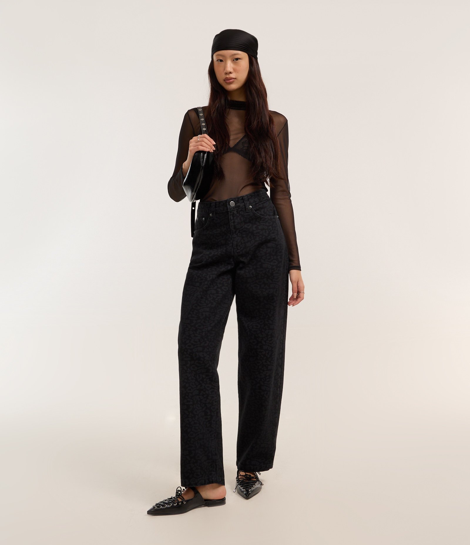 Blusa em Tule com Transparência e Gola Alta Preto 2