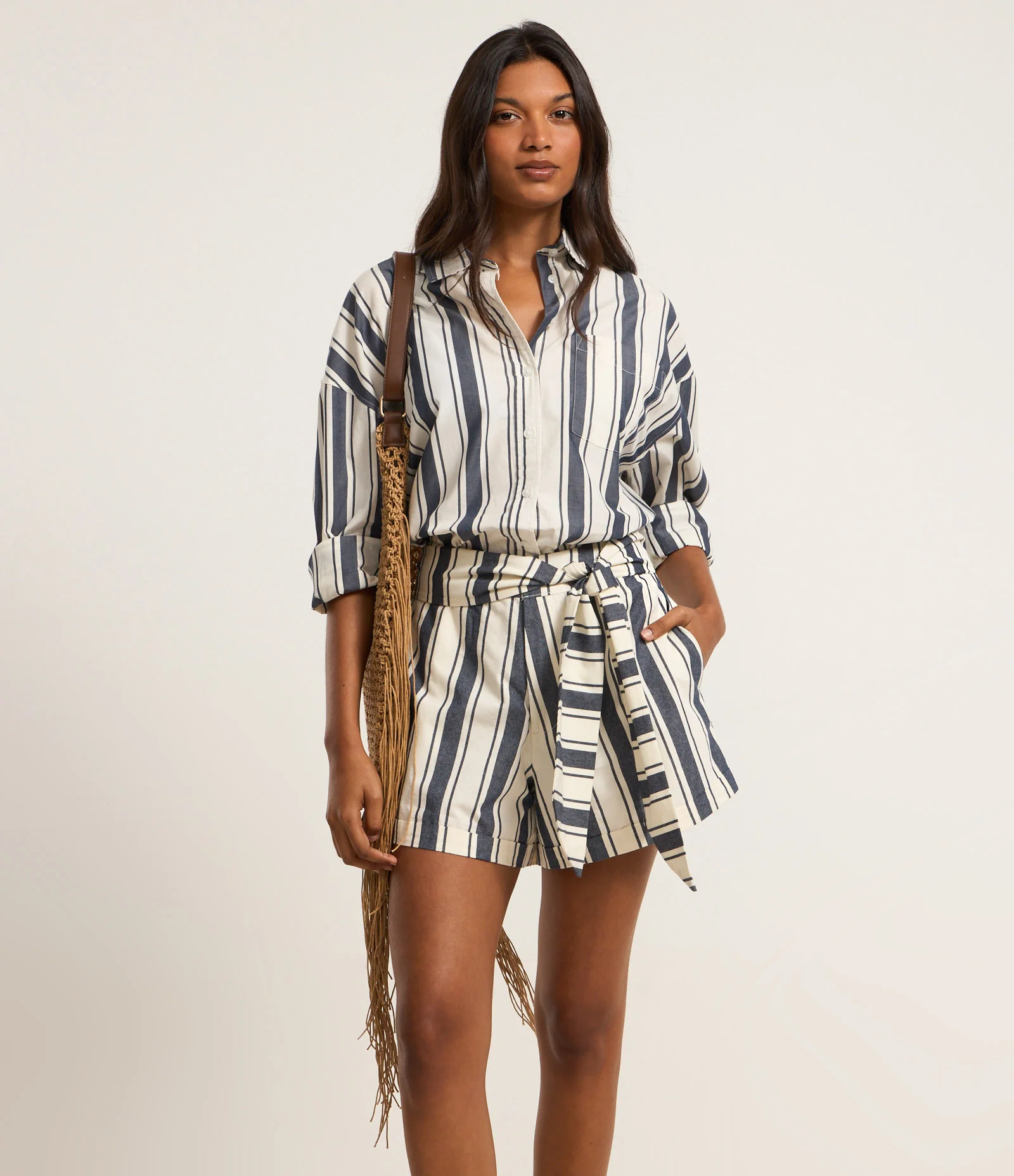 Short em Tricoline Listrado com Amarração Frontal Azul/Off White 2