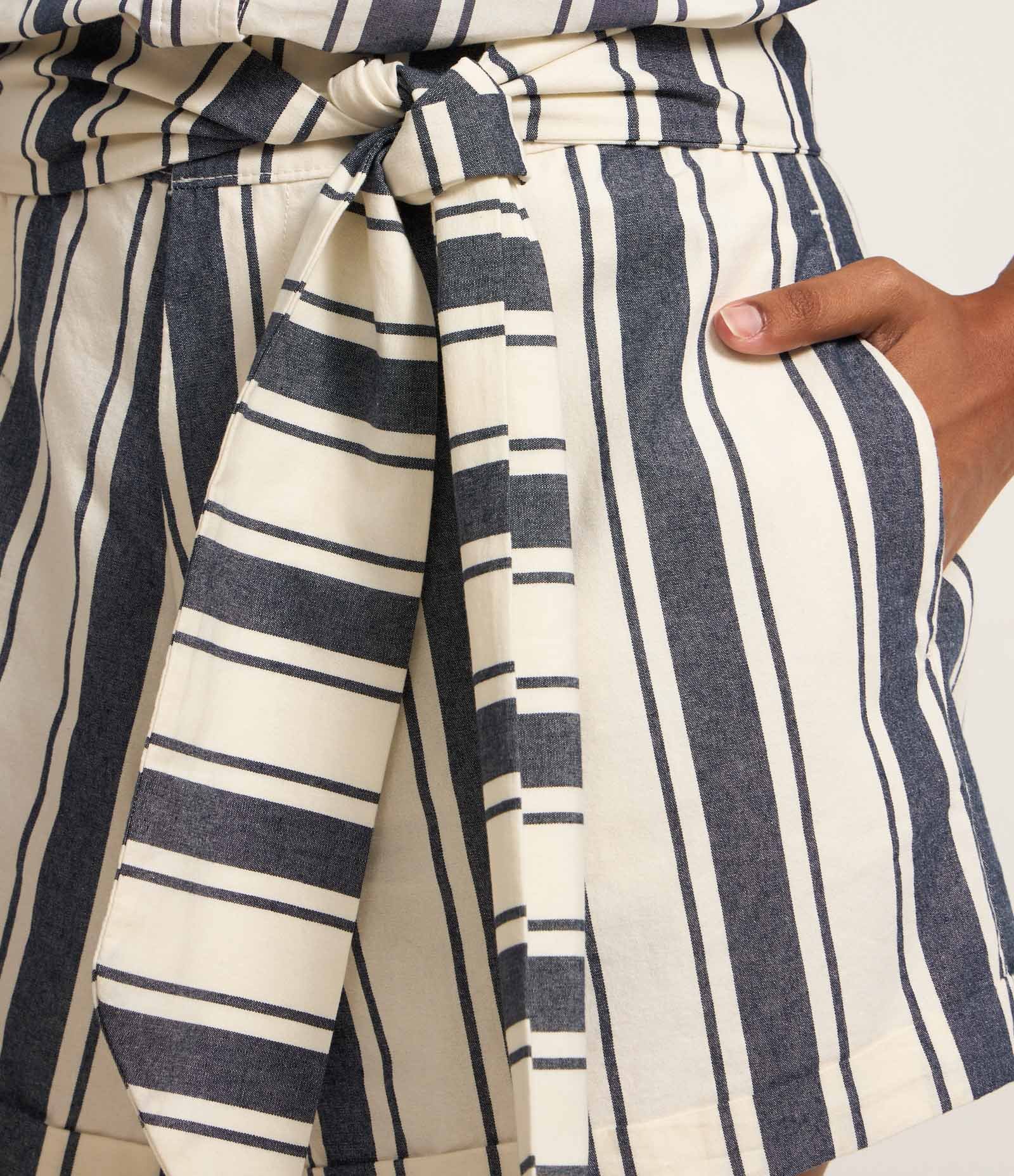 Short em Tricoline Listrado com Amarração Frontal Azul/Off White 4