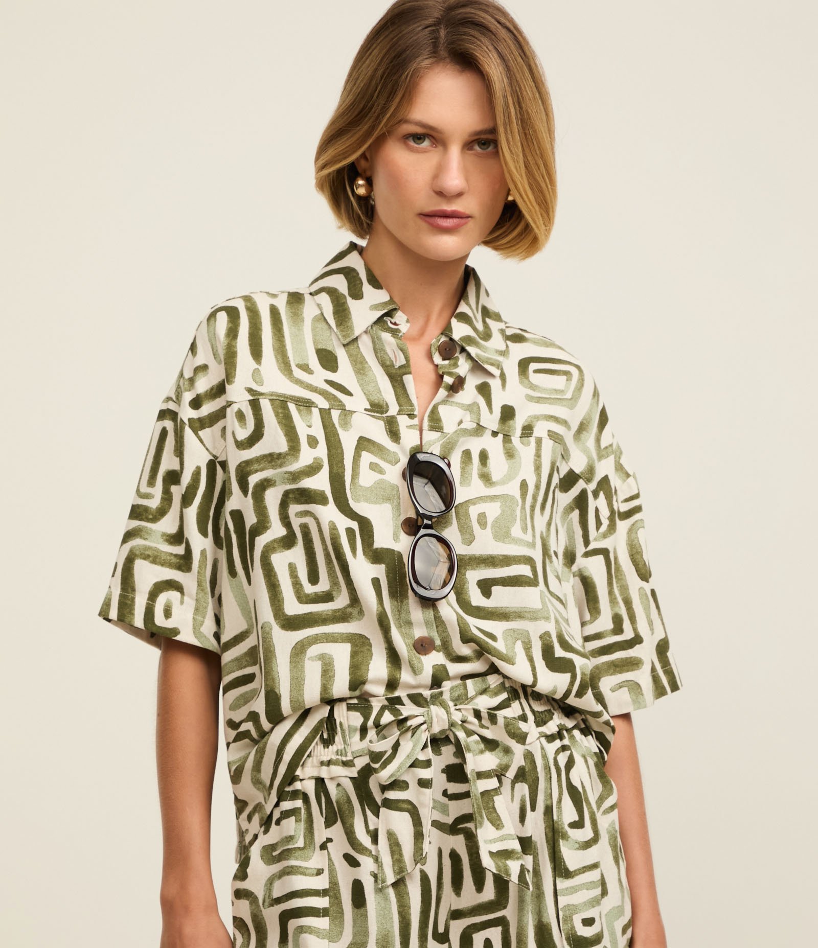 Camisa em Viscolinho com Estampa Geométrica Verde/ Off White 1