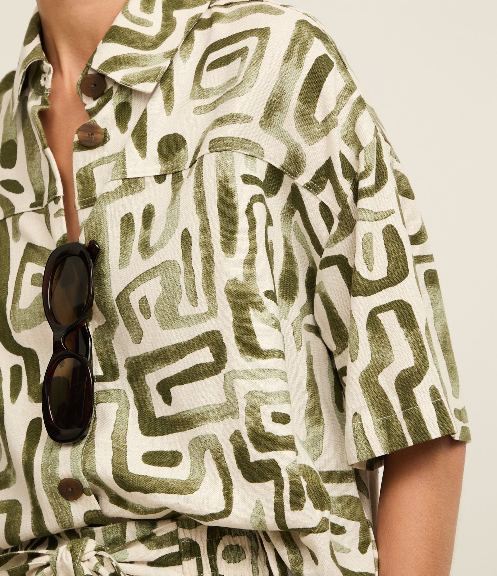 Camisa em Viscolinho com Estampa Geométrica Verde/ Off White 3