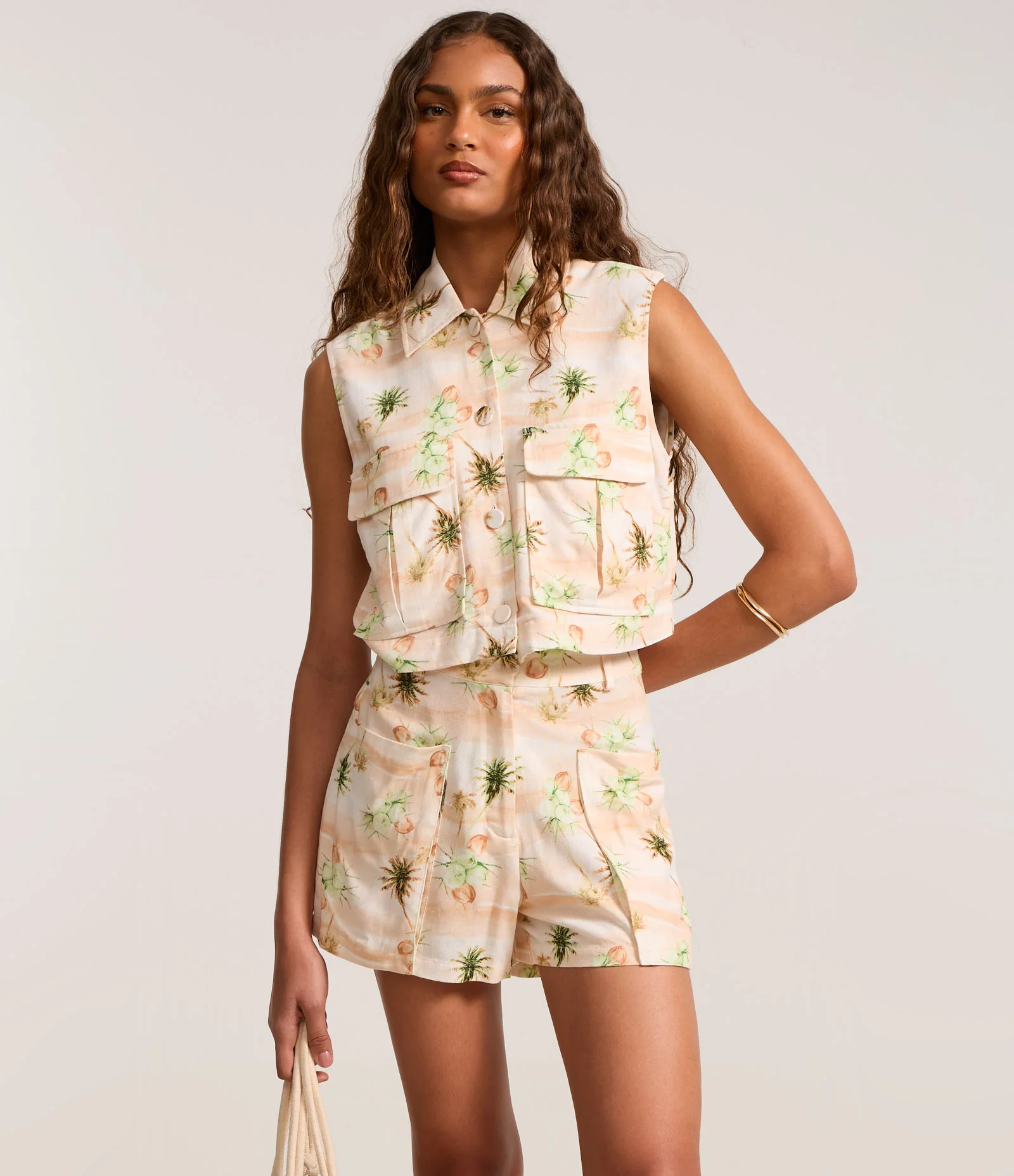 Short Curto em Viscose e Linho com Estampa Tropical e Bolso Fole Utilitário Bege 2