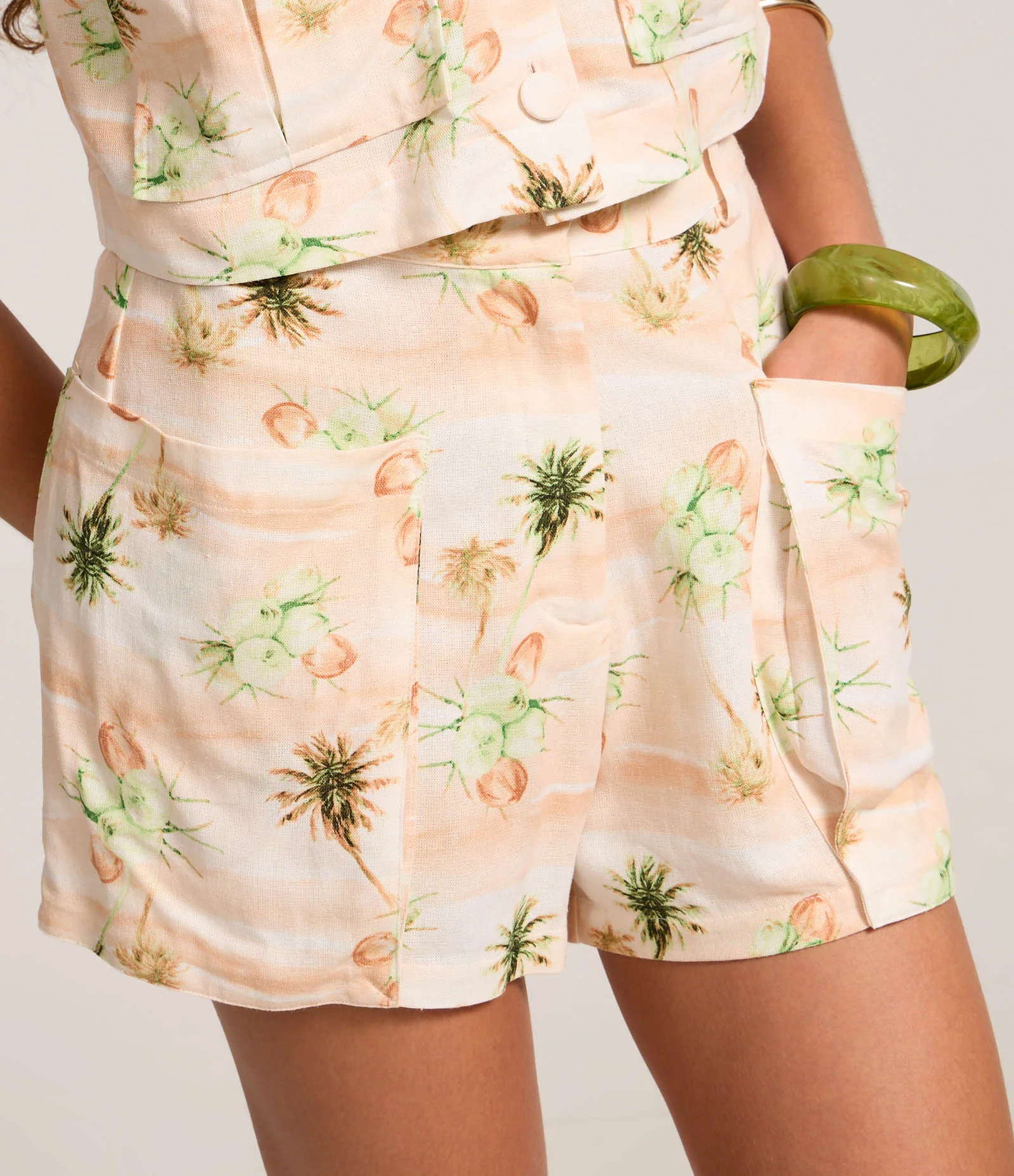 Short Curto em Viscose e Linho com Estampa Tropical e Bolso Fole Utilitário Bege 4