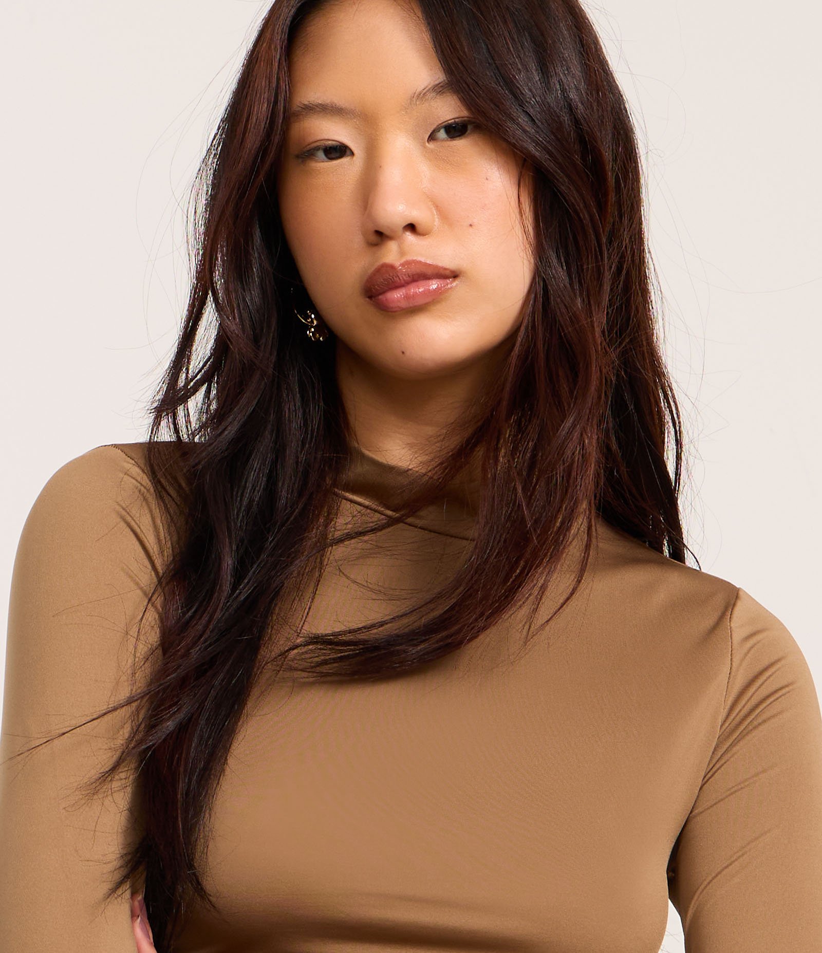 Blusa em Microfibra com Franzido e Gola Alta Bege 3