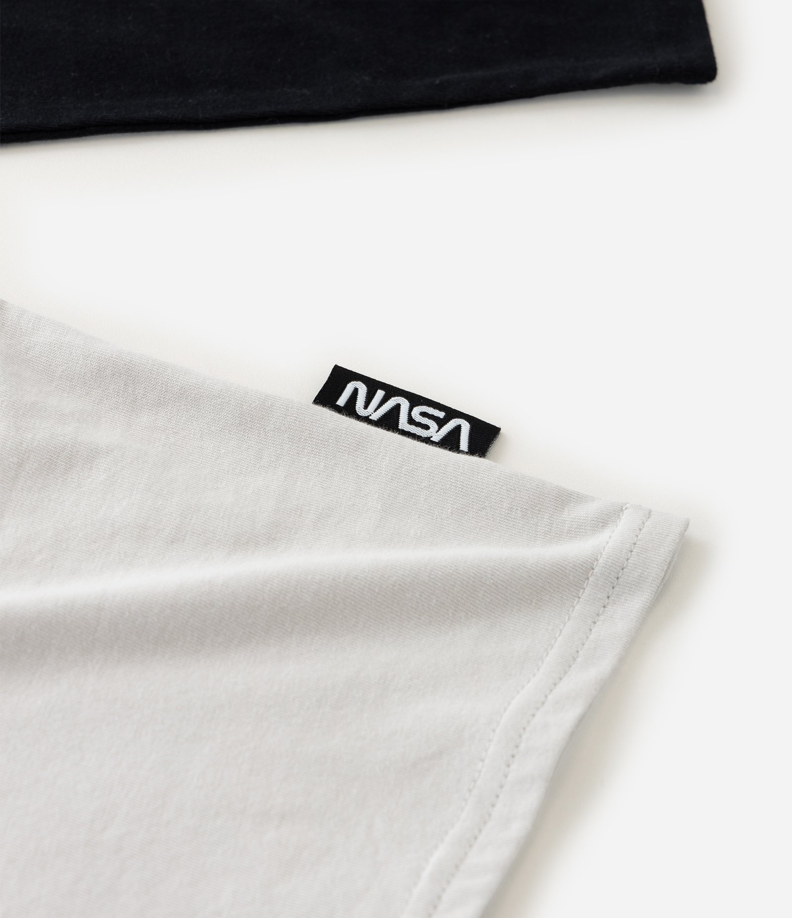 Camiseta Infantil com Estampa Relevo Holográfico NASA - Tam 5 a 14 Anos Cinza/Preto 3