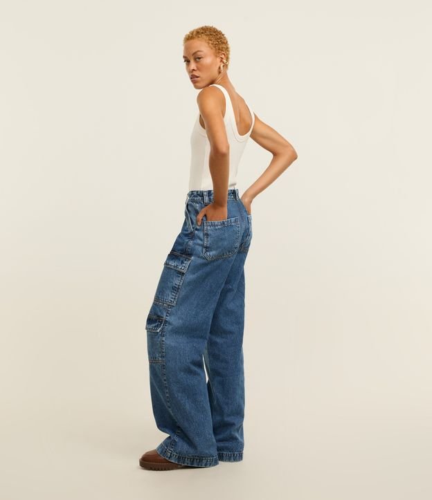 Calça Anos 90 em Jeans com Bolso Cargo