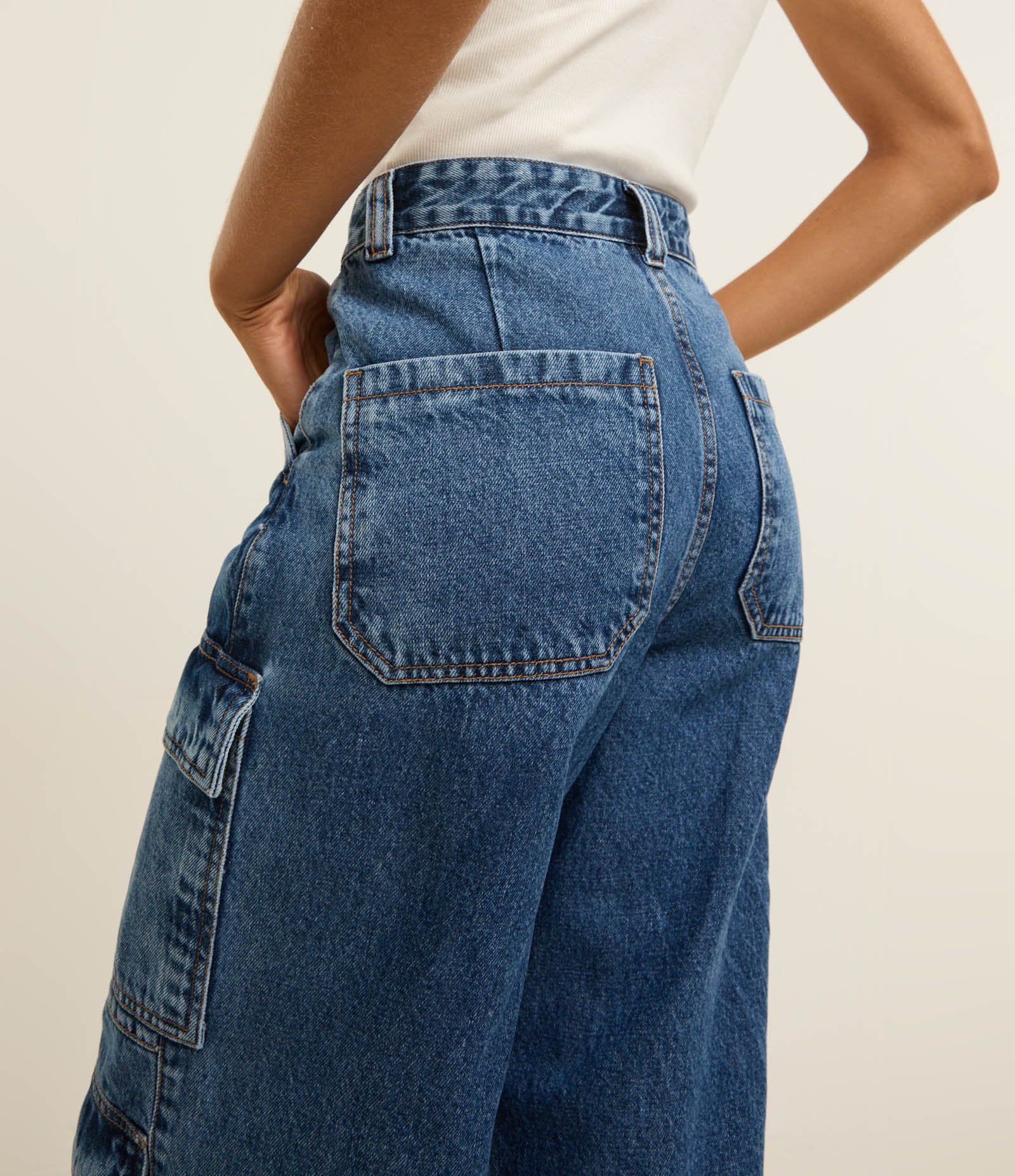 Calça Wide Leg em Jeans com Bolso Cargo Azul Escuro 4
