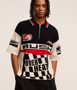 Camisa Polo Boxy em Tricô com Zíper na Gola e Estampa Automobilismo