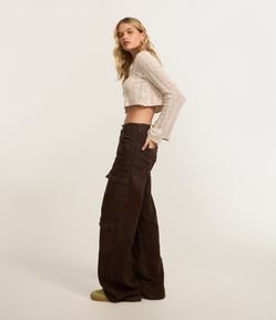 Calça Wide Leg em Sarja com Cintura Alta e Bolsos Cargo