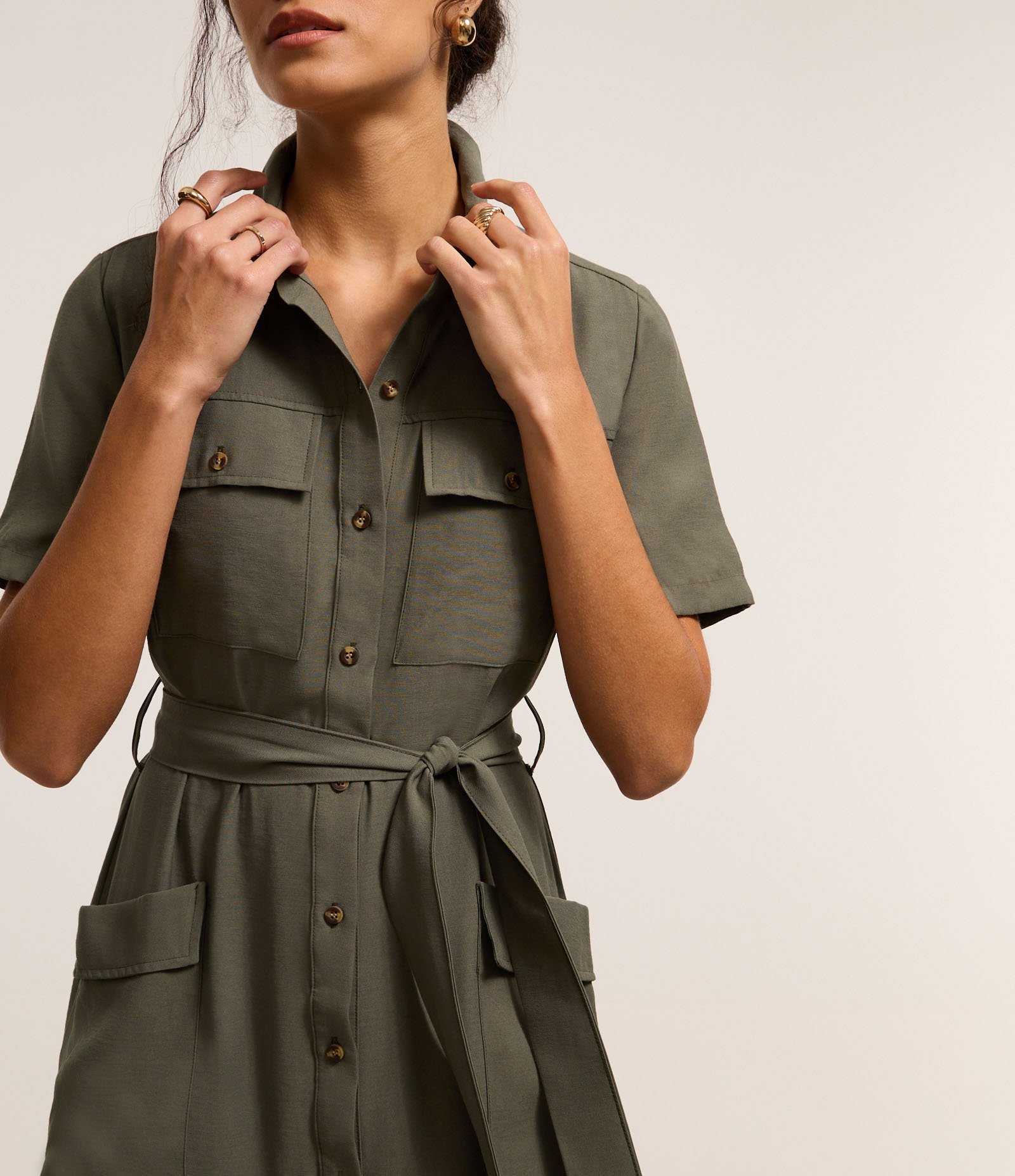 Vestido Midi em Sarja com Bolsos Utilitários e Amarração Verde 3