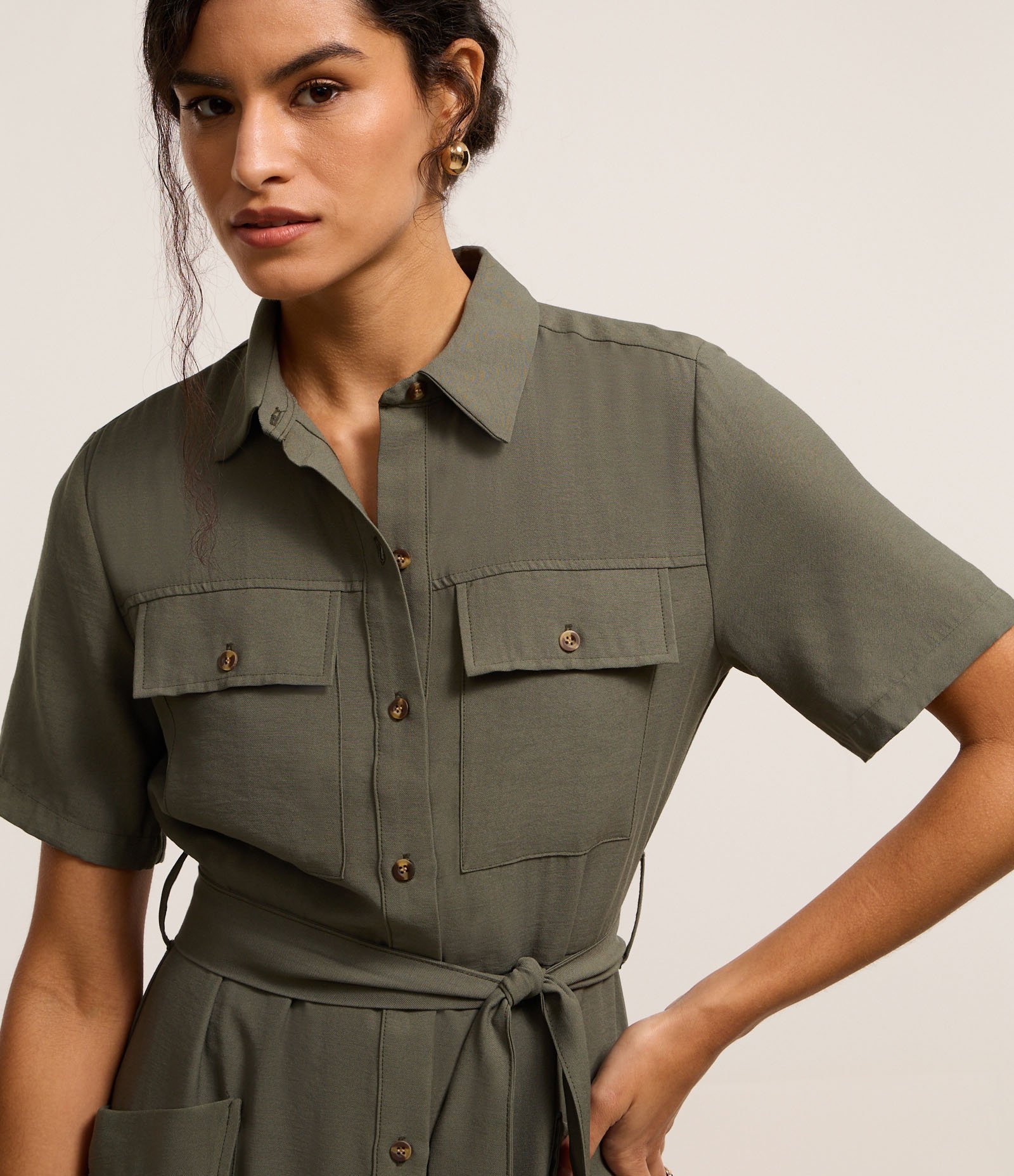 Vestido Midi em Sarja com Bolsos Utilitários e Amarração Verde 4