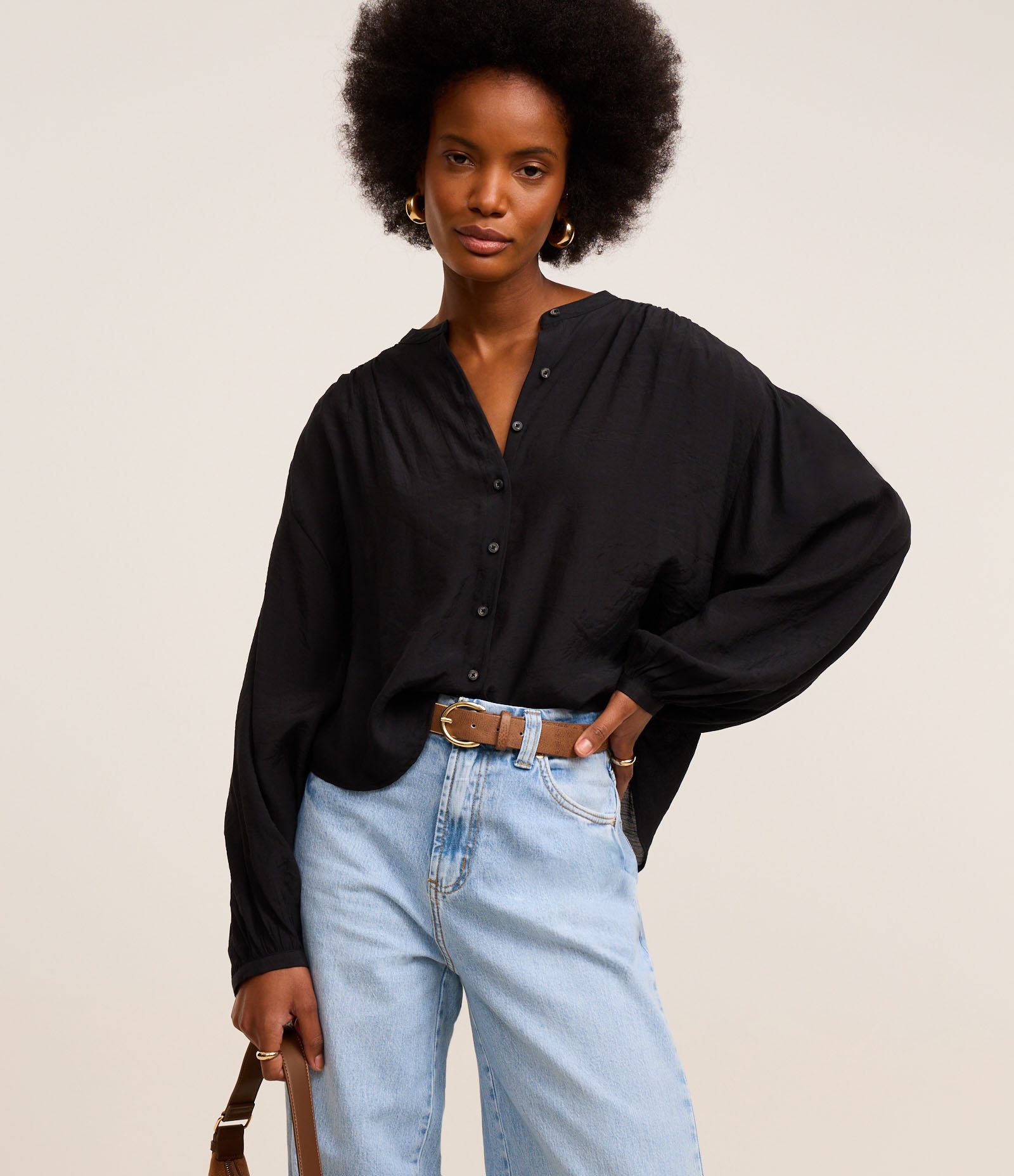 Camisa em Chiffon com Manga Bufante e Gola Padre Preto 1