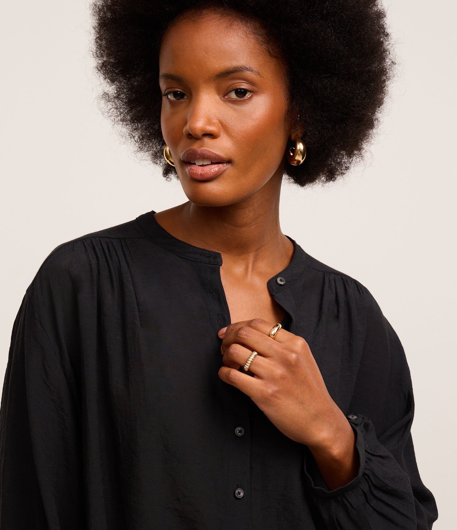 Camisa em Chiffon com Manga Bufante e Gola Padre Preto 3