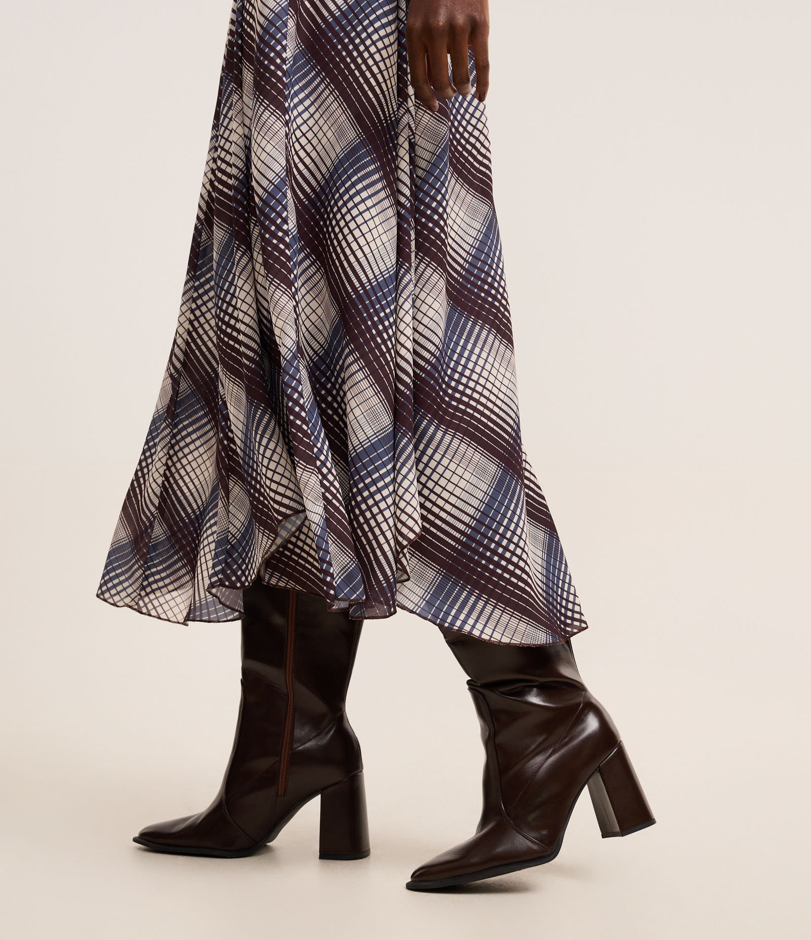 Saia Longa em Chiffon Xadrez com Efeito Degradê e Pregas Azul/Bege 4