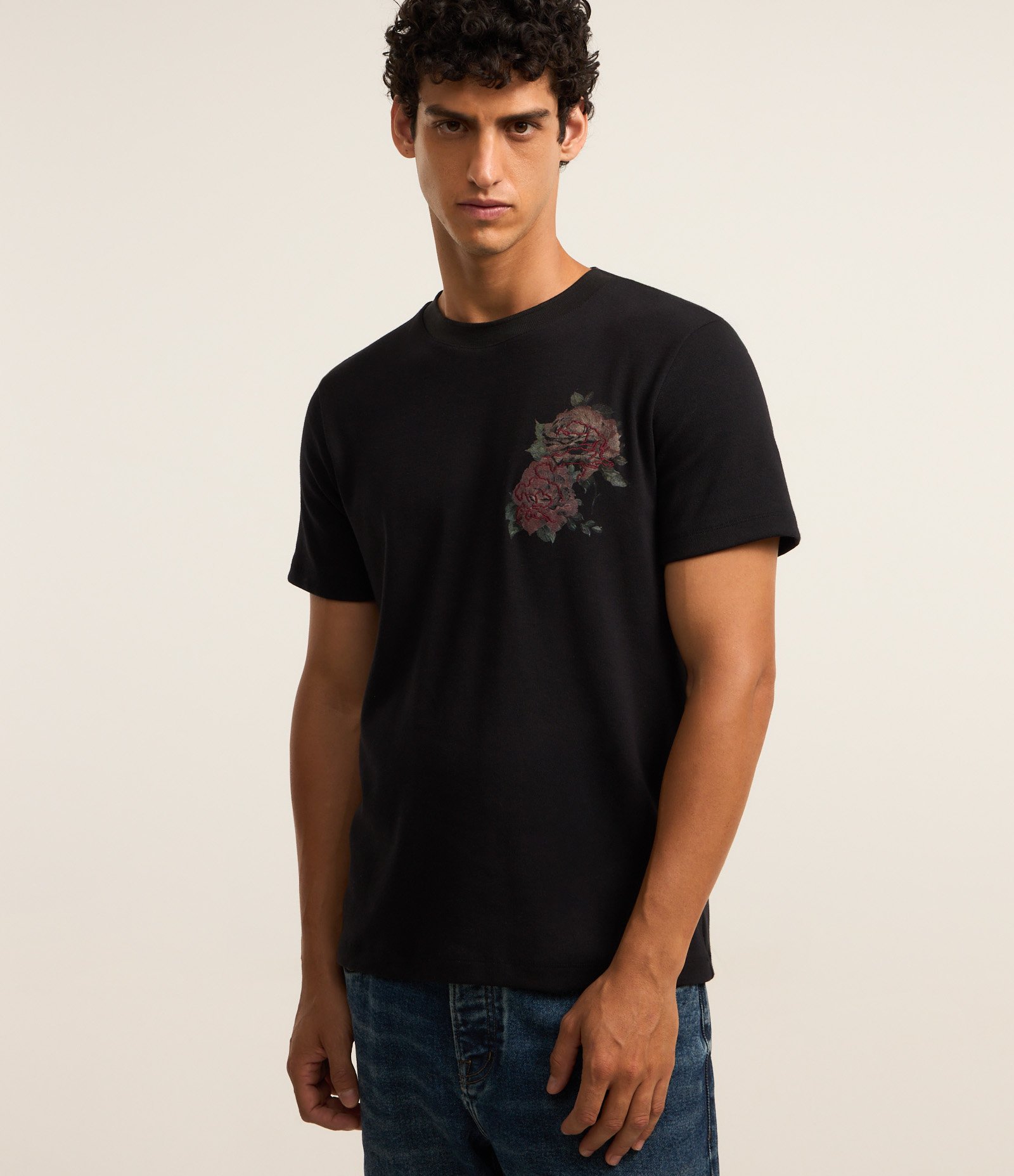 Camiseta Regular em Algodão com Estampa de Rosas e Bordados Preto 1