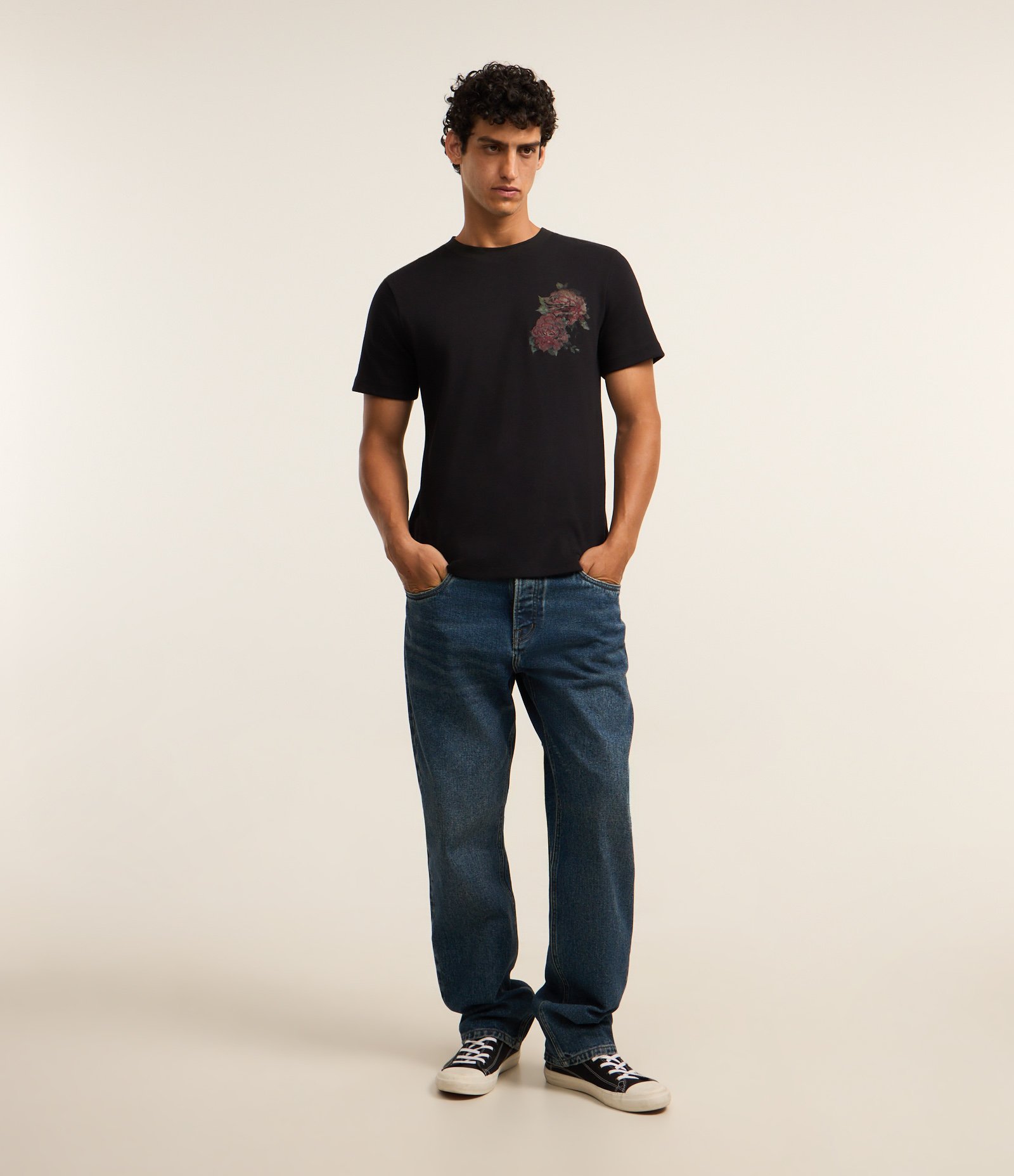 Camiseta Regular em Algodão com Estampa de Rosas e Bordados Preto 2