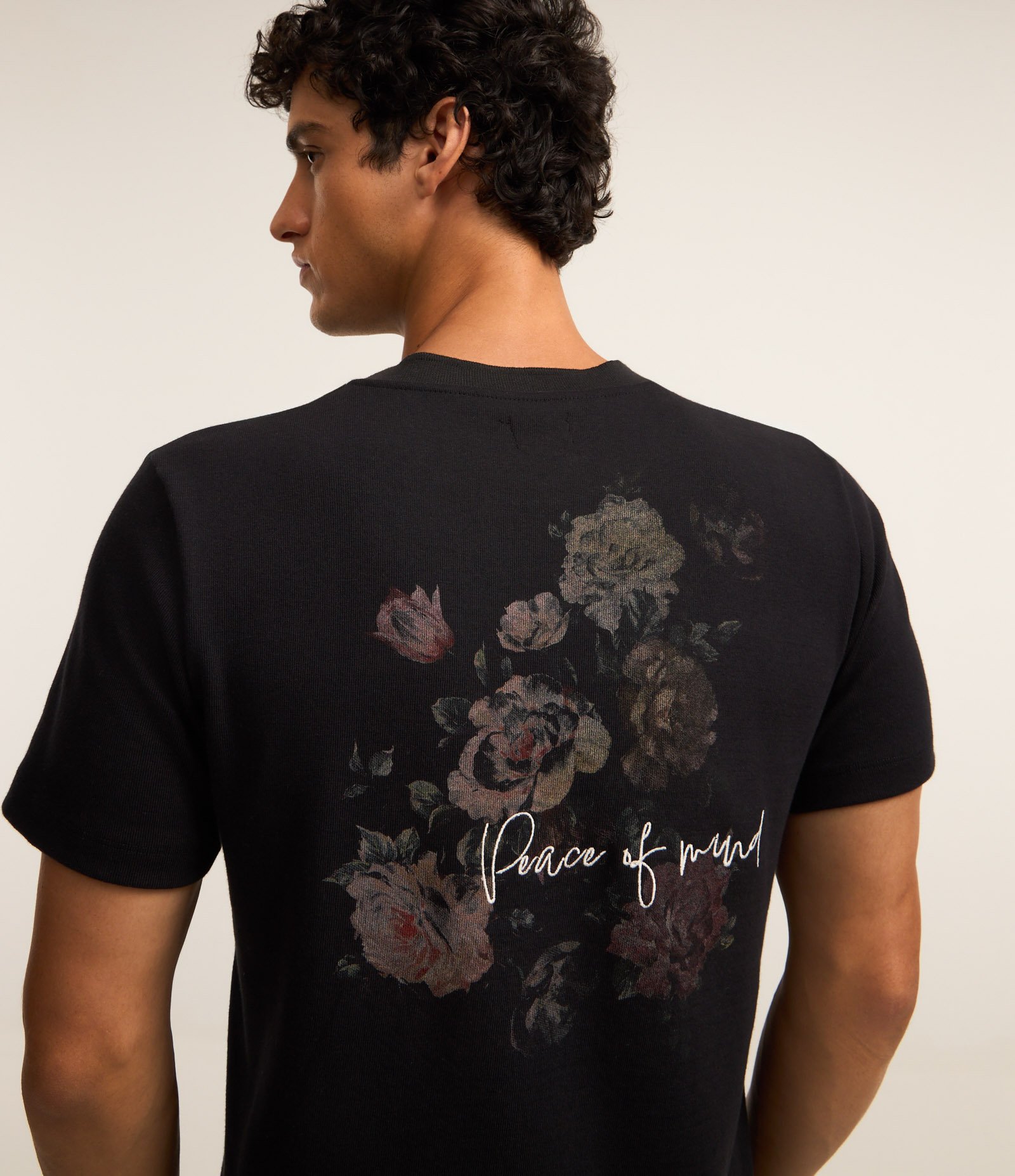 Camiseta Regular em Algodão com Estampa de Rosas e Bordados Preto 3