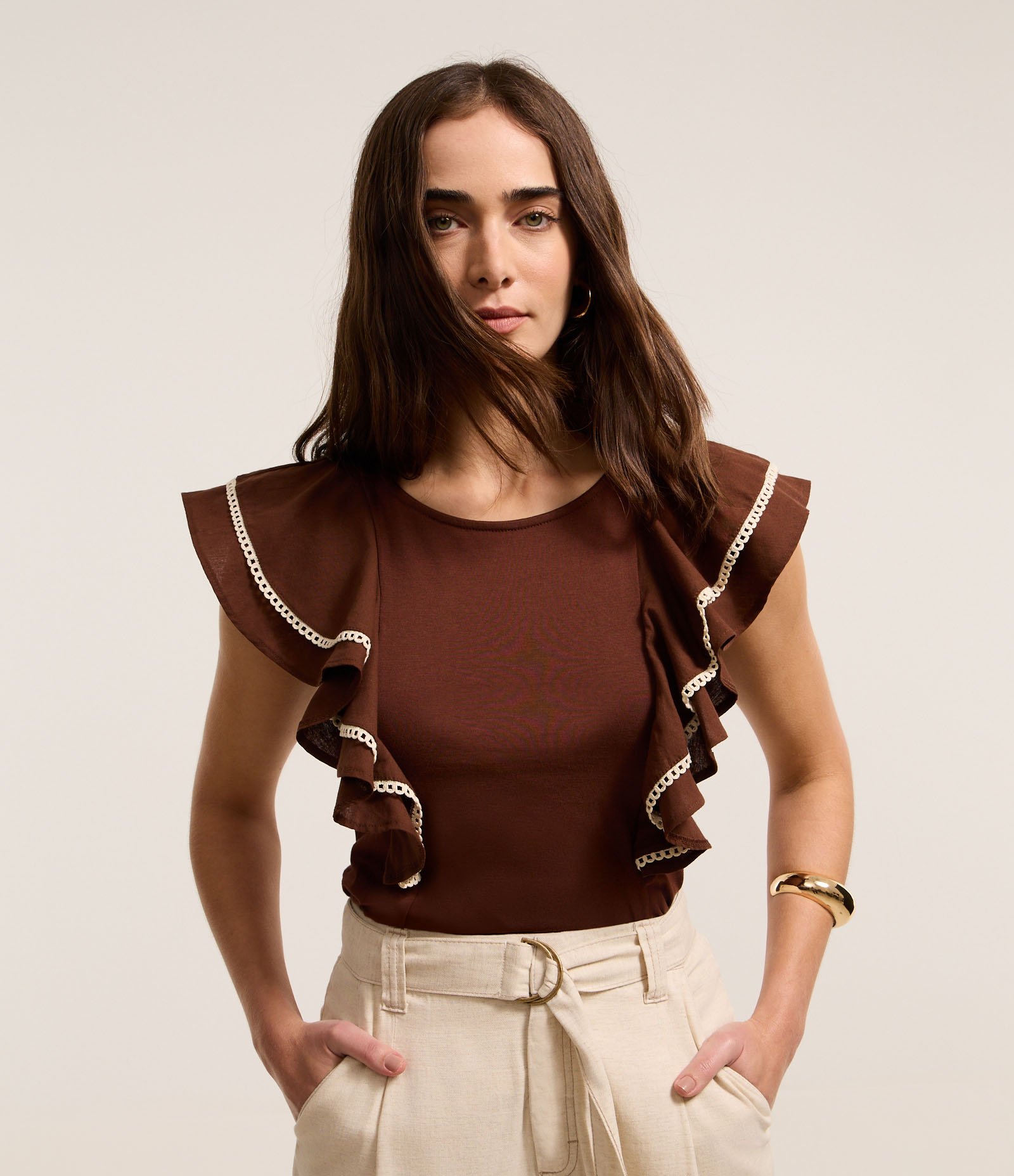 Blusa com Babados e Pespontos Contrastantes Marrom 1