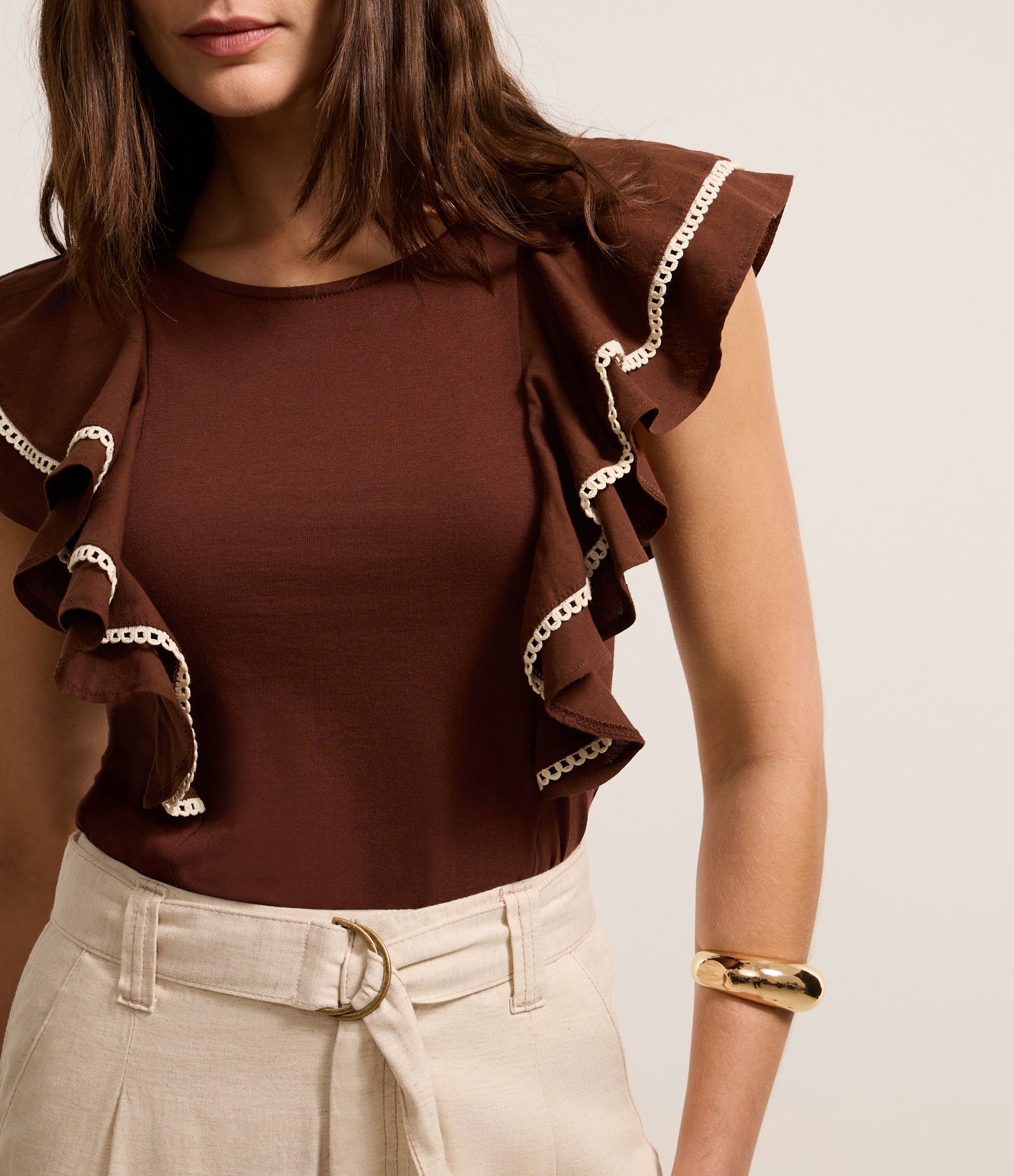 Blusa com Babados e Pespontos Contrastantes Marrom 3