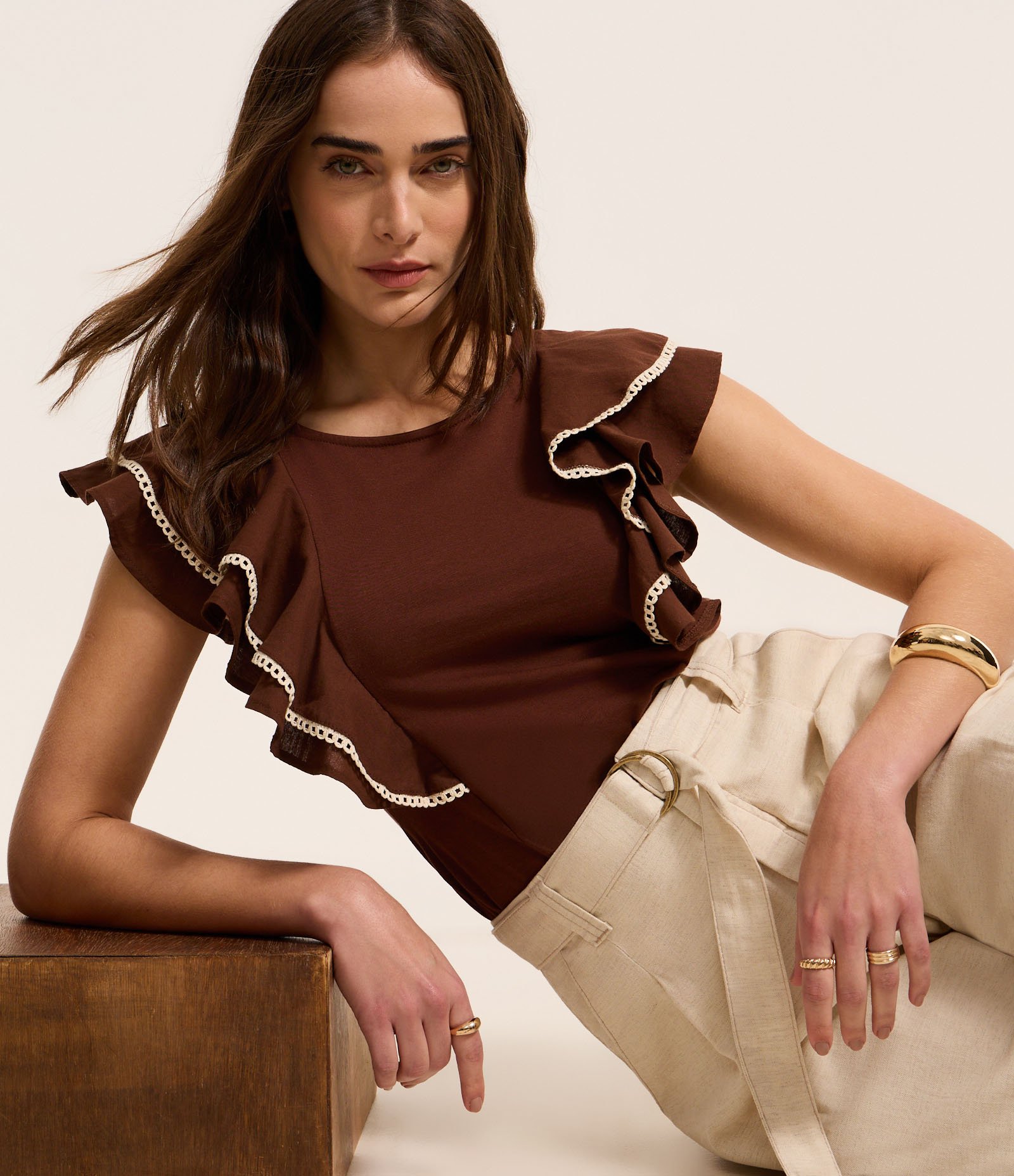 Blusa com Babados e Pespontos Contrastantes Marrom 5