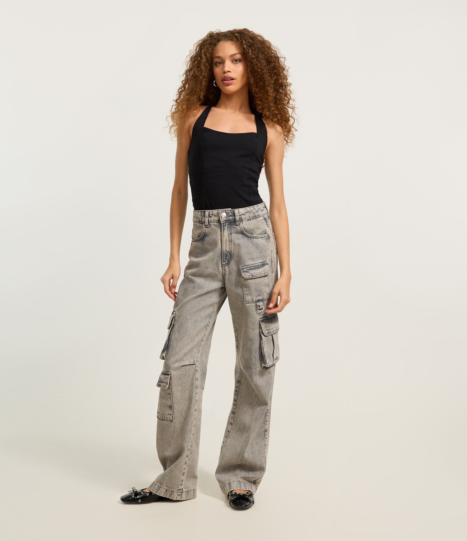 Calça Reta em Jeans com Bolsos Cargo Cinza 1