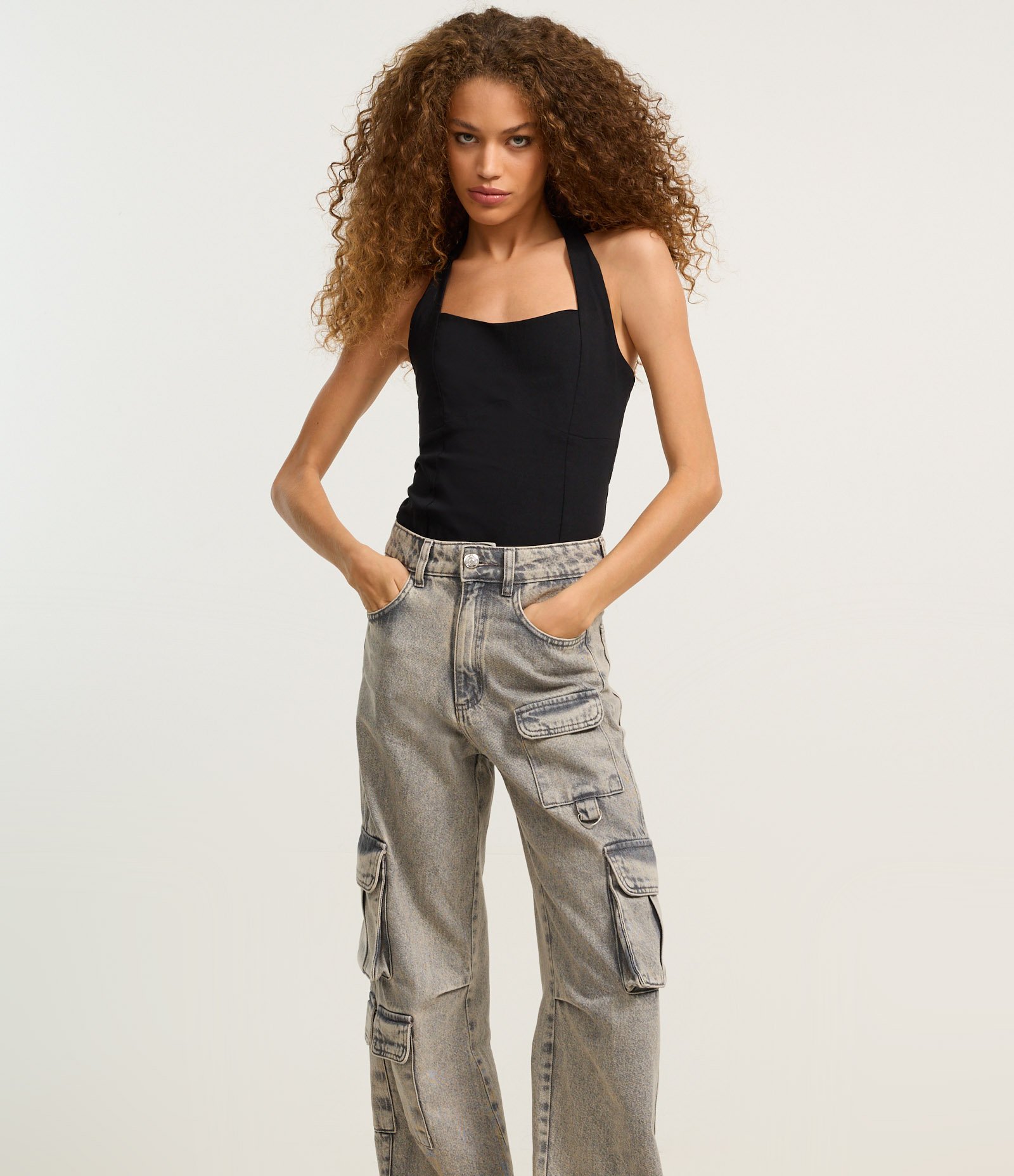 Calça Reta em Jeans com Bolsos Cargo Cinza 2