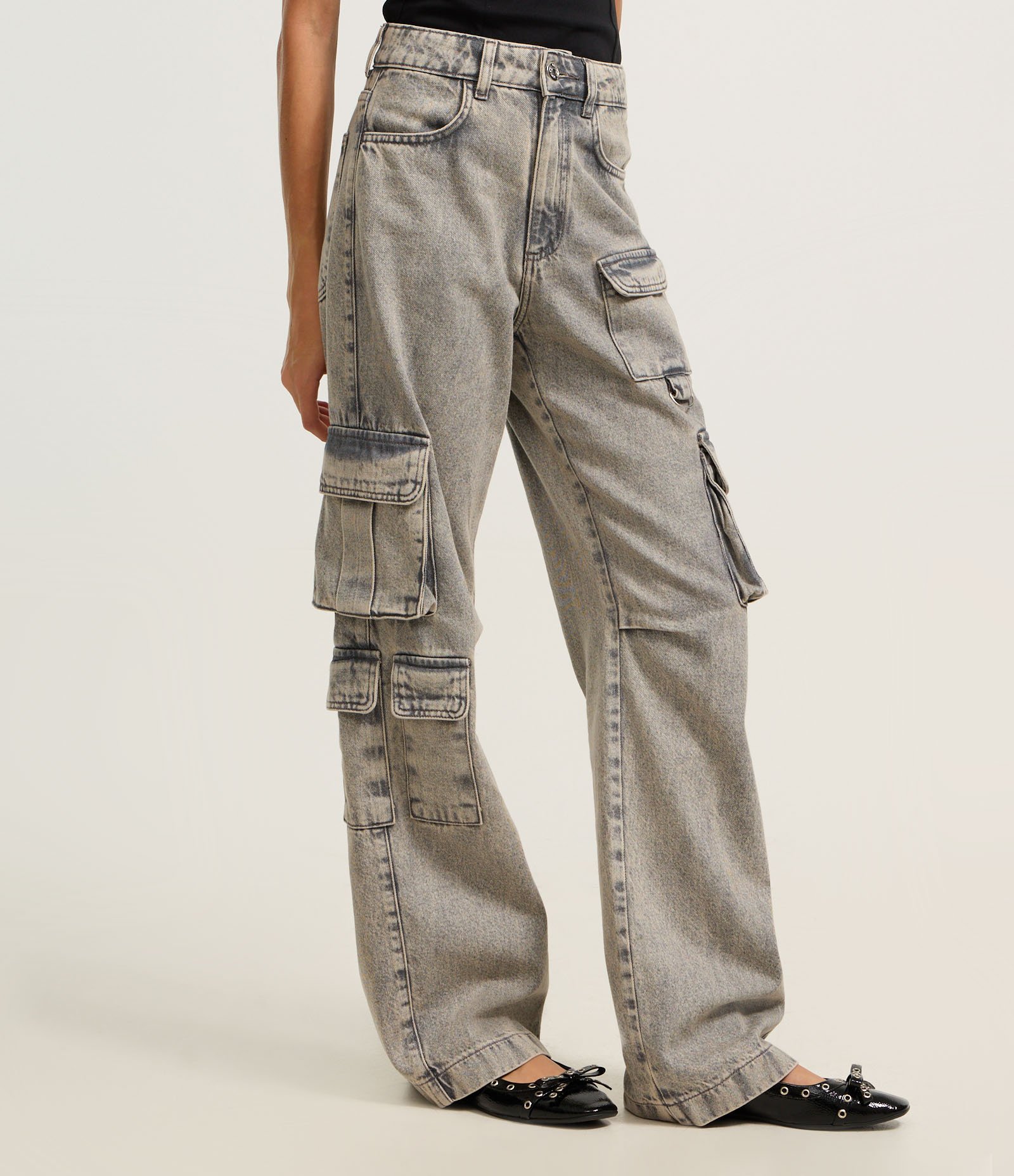 Calça Reta em Jeans com Bolsos Cargo Cinza 3