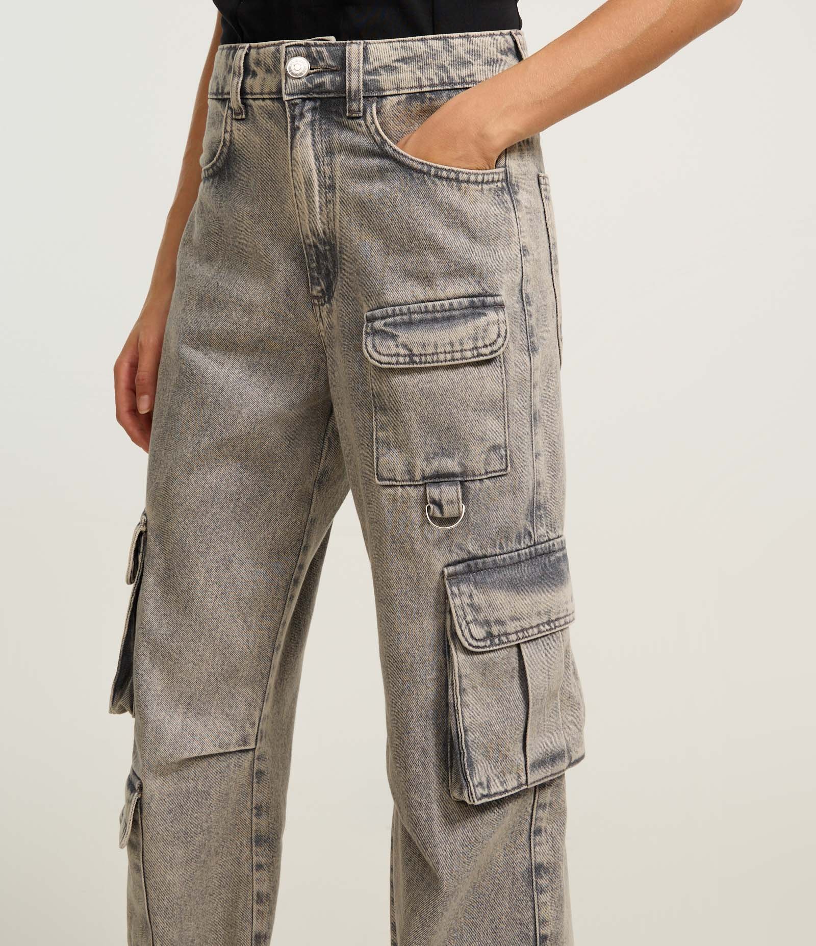 Calça Reta em Jeans com Bolsos Cargo Cinza 4