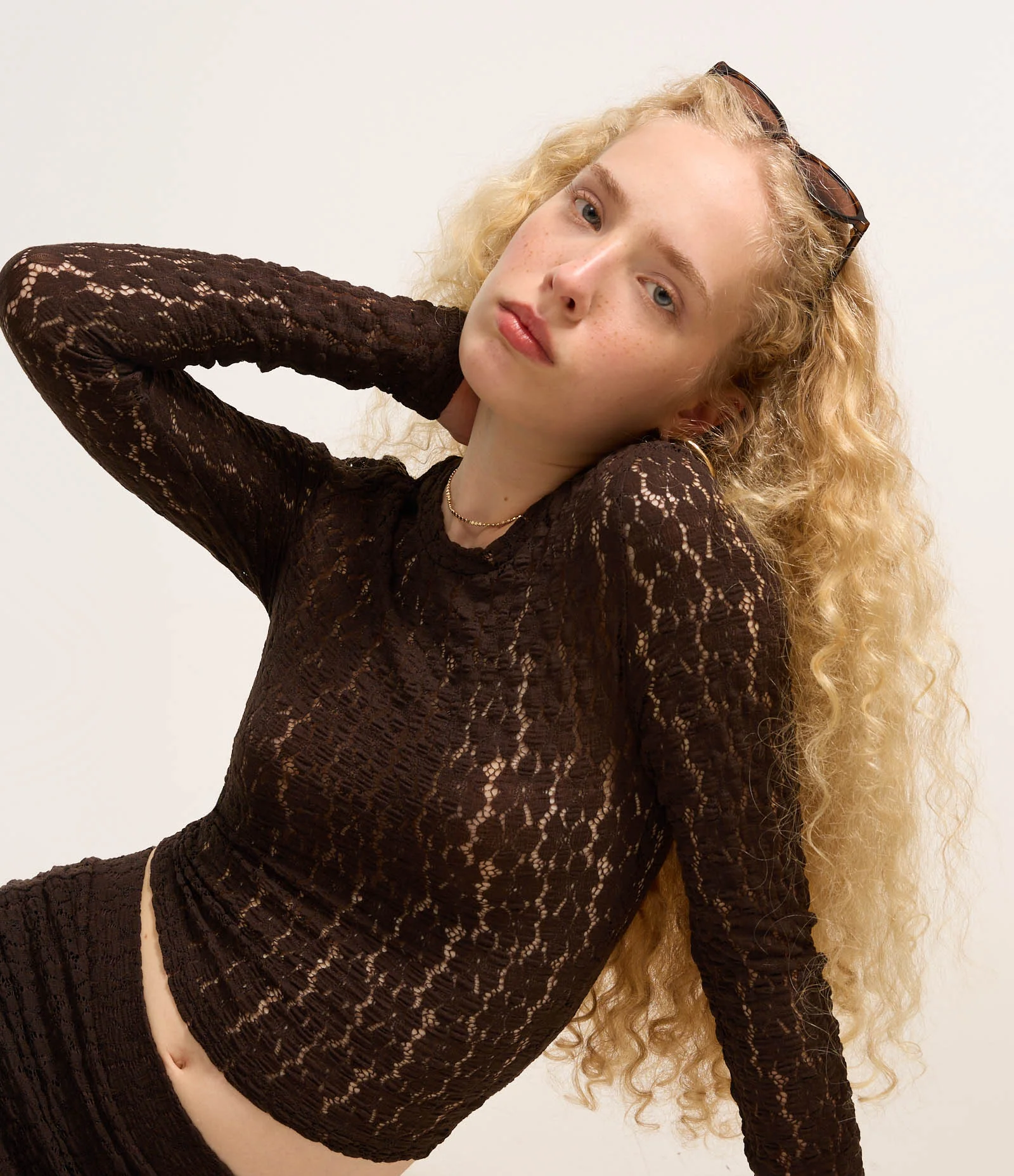 Blusa Curta em Poliamida Texturizada Floral Marrom 1