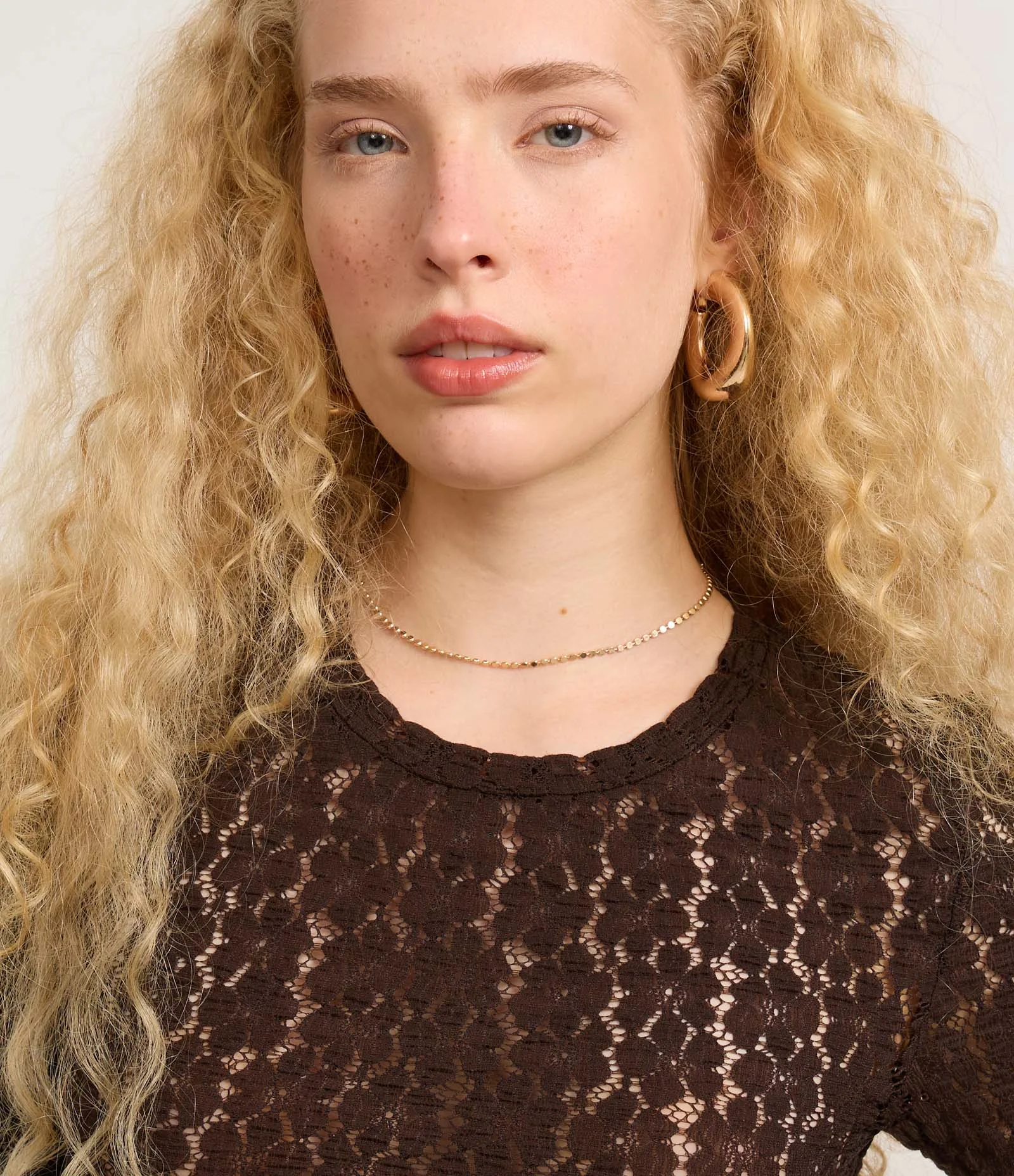 Blusa Curta em Poliamida Texturizada Floral Marrom 4