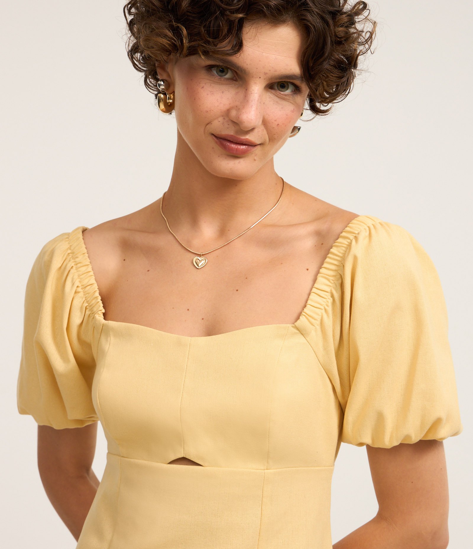 Vestido Curto em Viscolinho com Manga Bufante Amarelo 3
